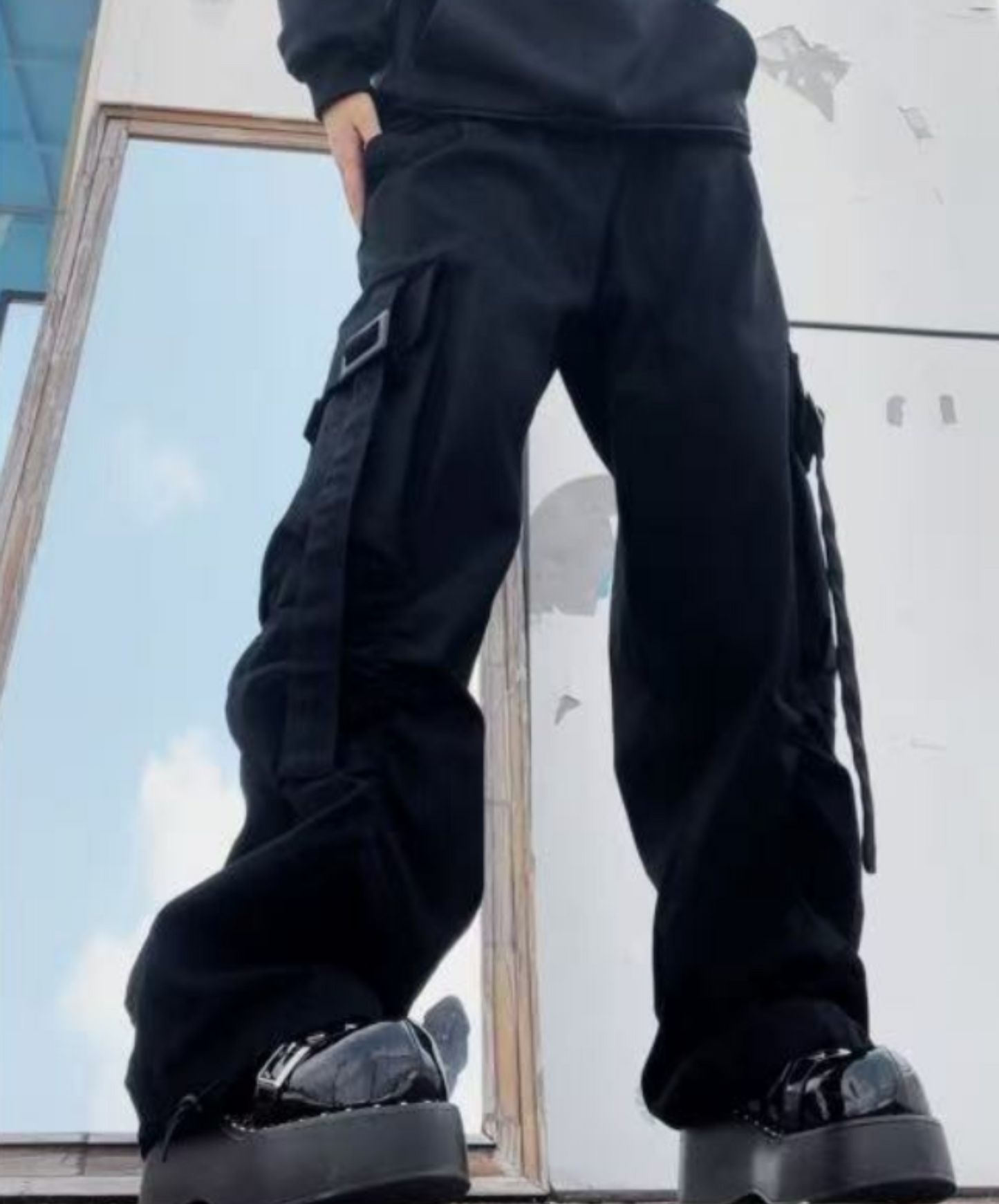 dark belt accent design cargo pants EN2017