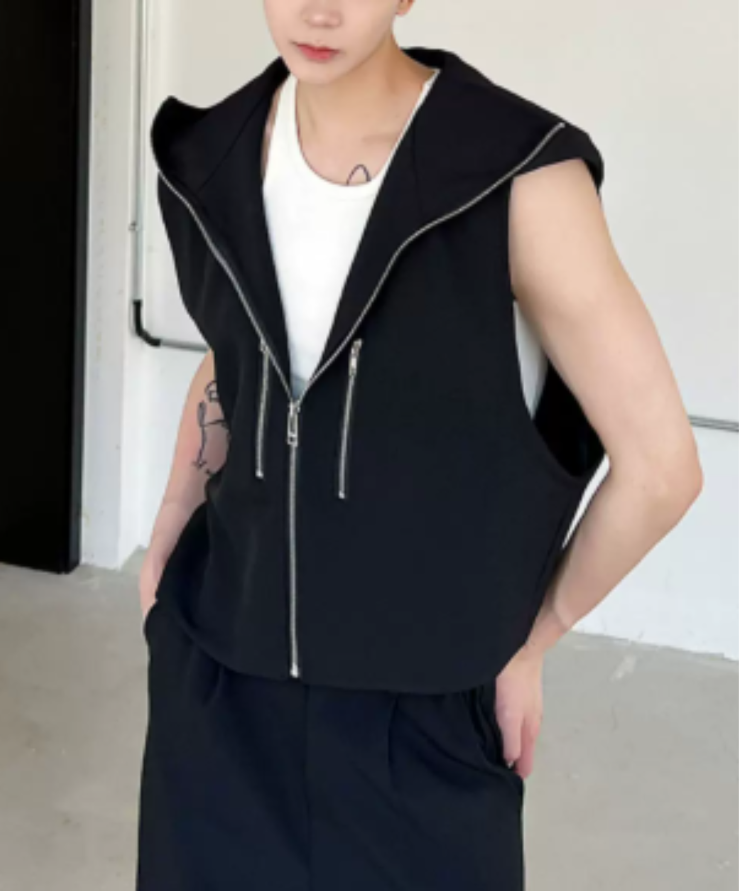 loose-fitting silhouette with a hood vest  EN2990
