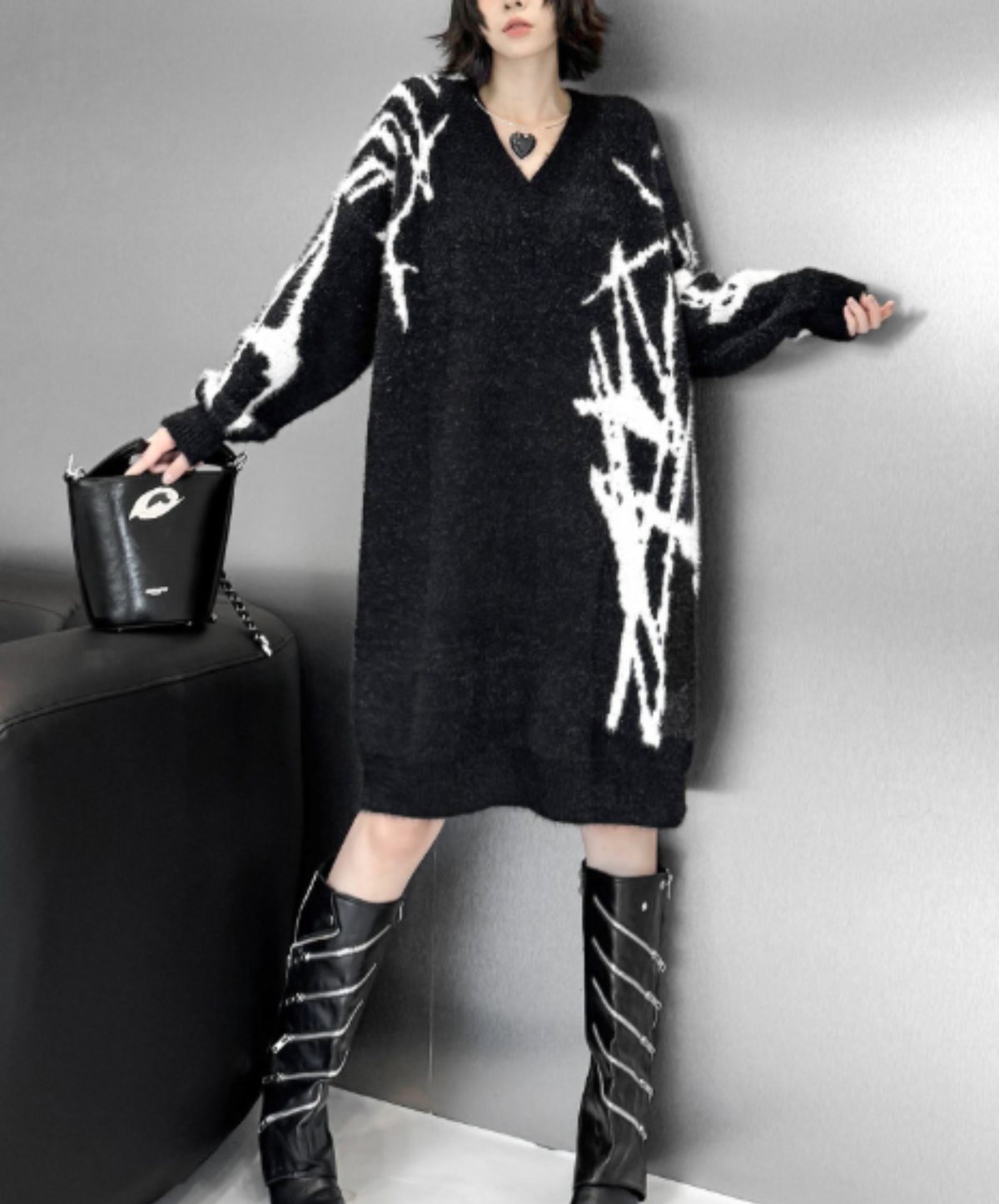 v-neck with a painted graphic sweater EN3202