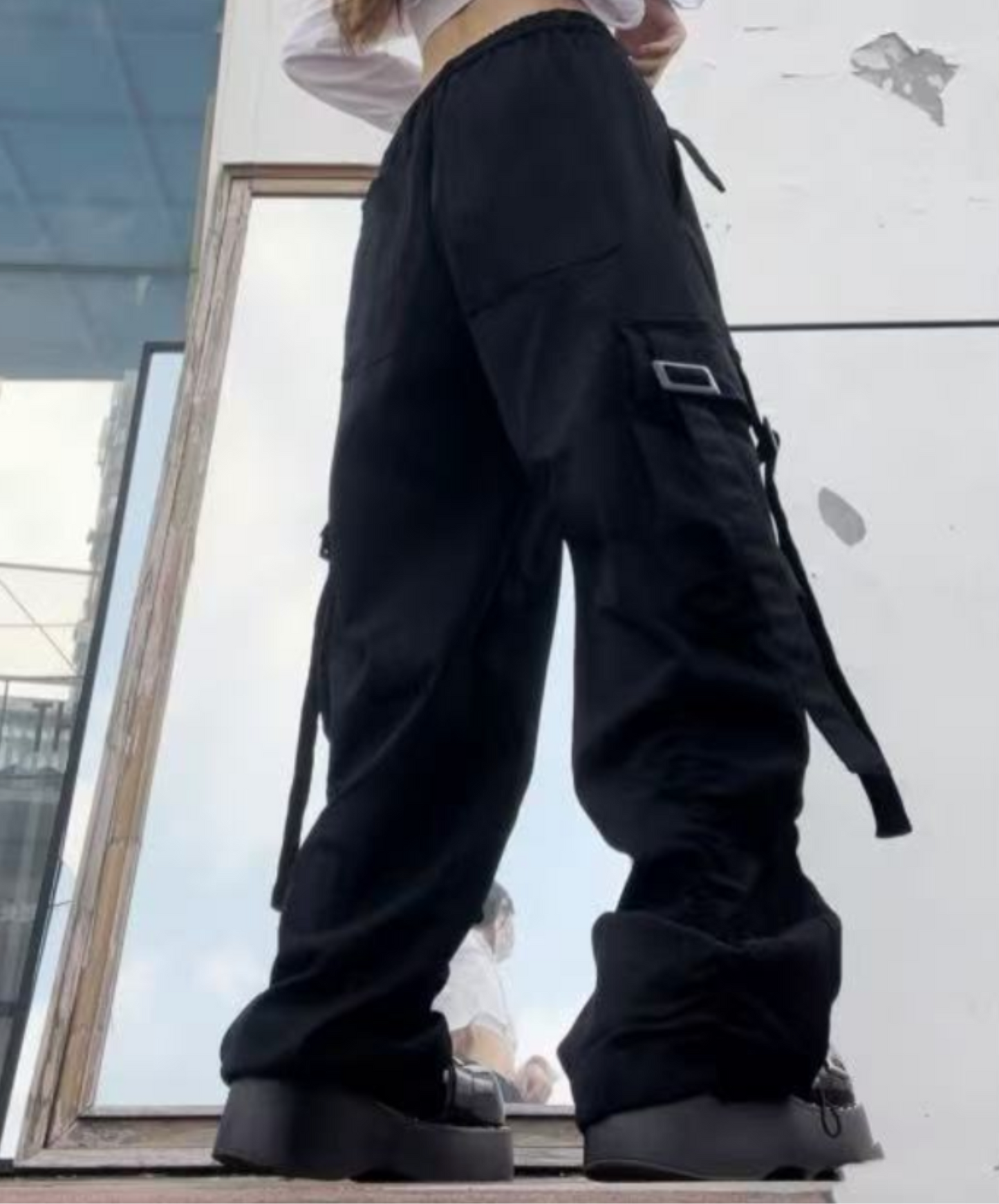 dark belt accent design cargo pants EN2017