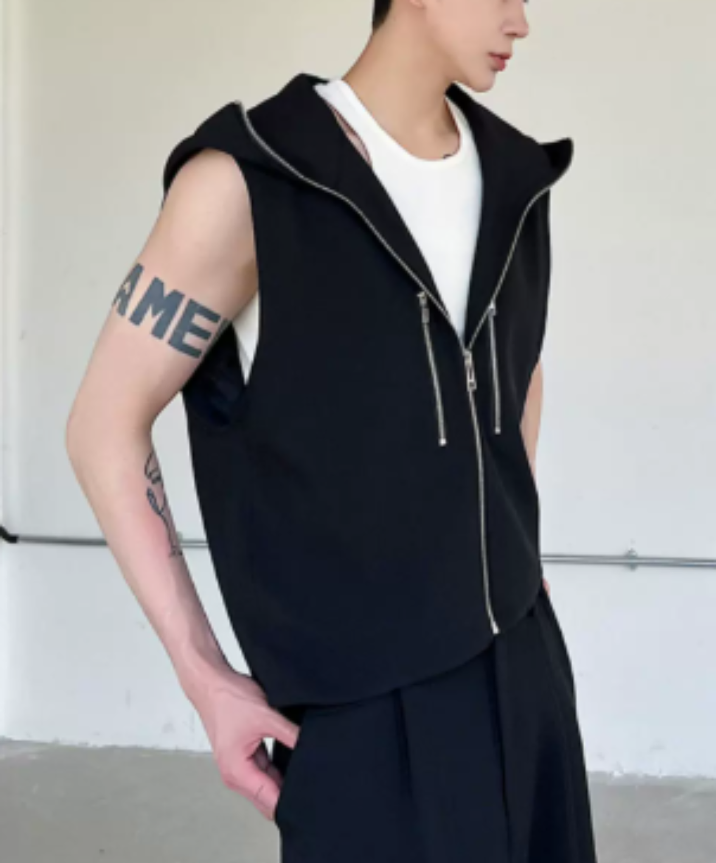 loose-fitting silhouette with a hood vest  EN2990