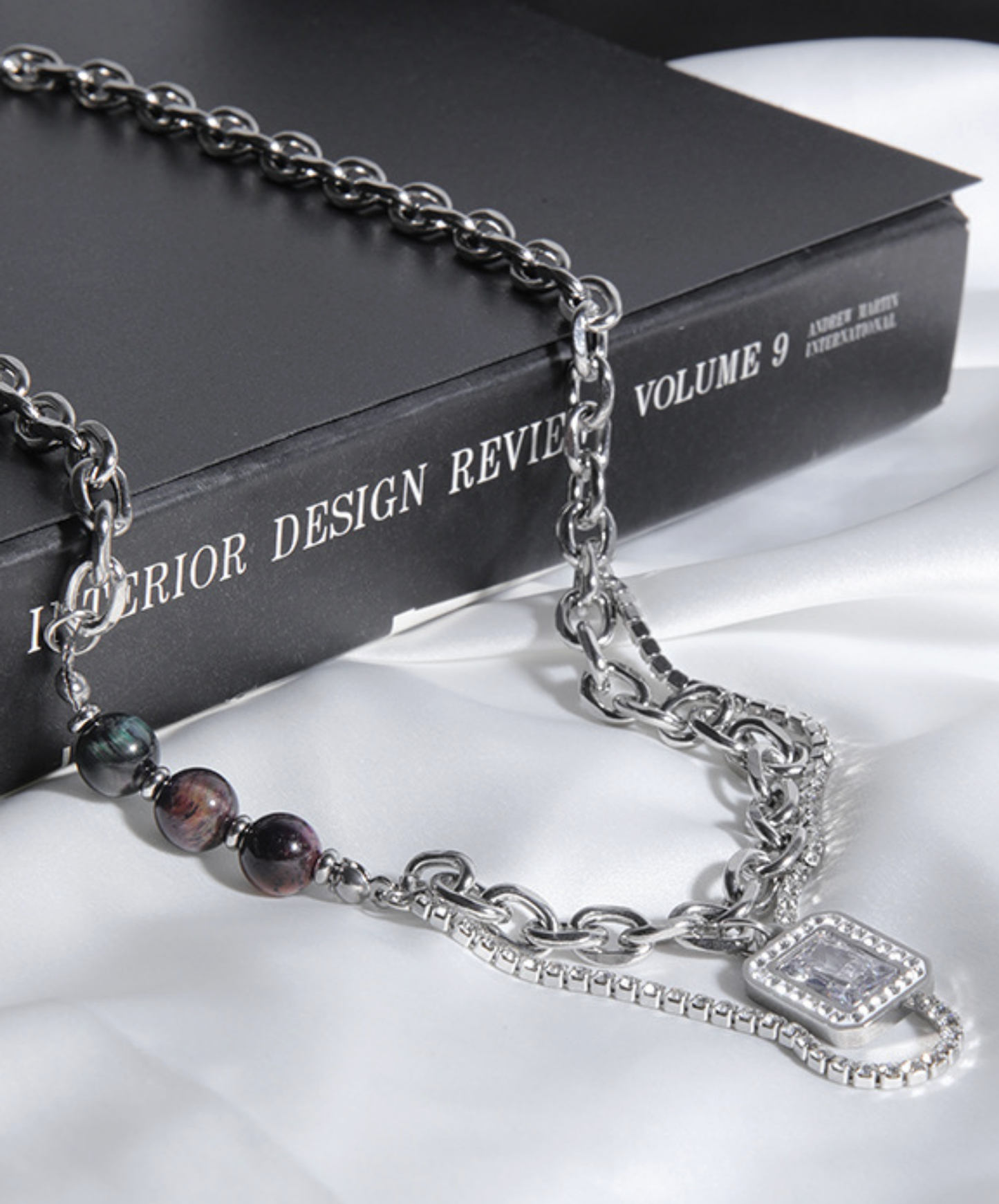 square clear stone x black round beads necklace EN2740