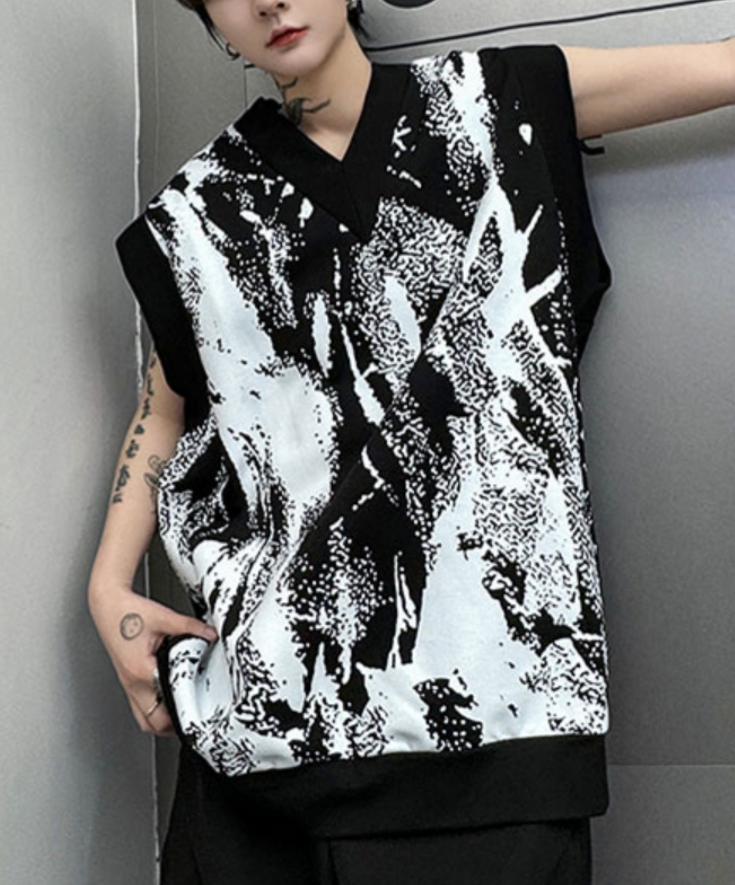 geometric print v-neck sleeveless shirt EN1808