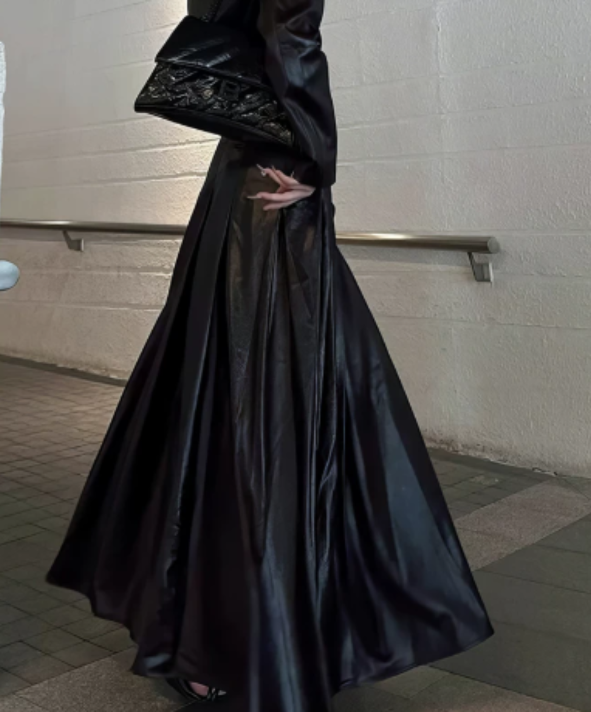 dark long-length design with pleated panels skirt EN3193