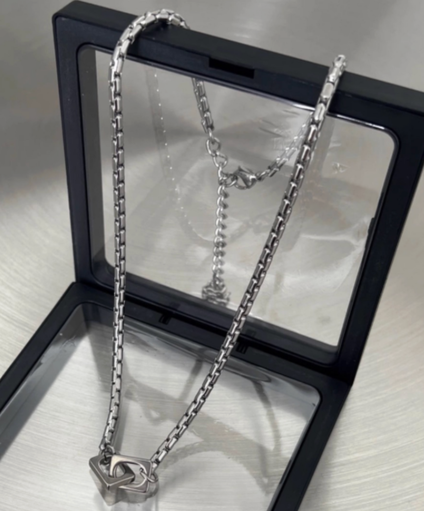 square lock design necklace EN2642