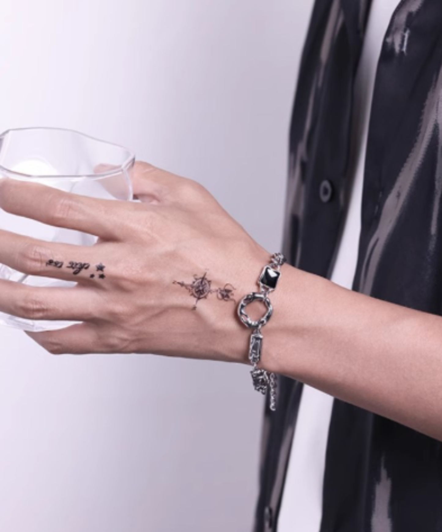 black crystal with a rippled design bracelet EN3044