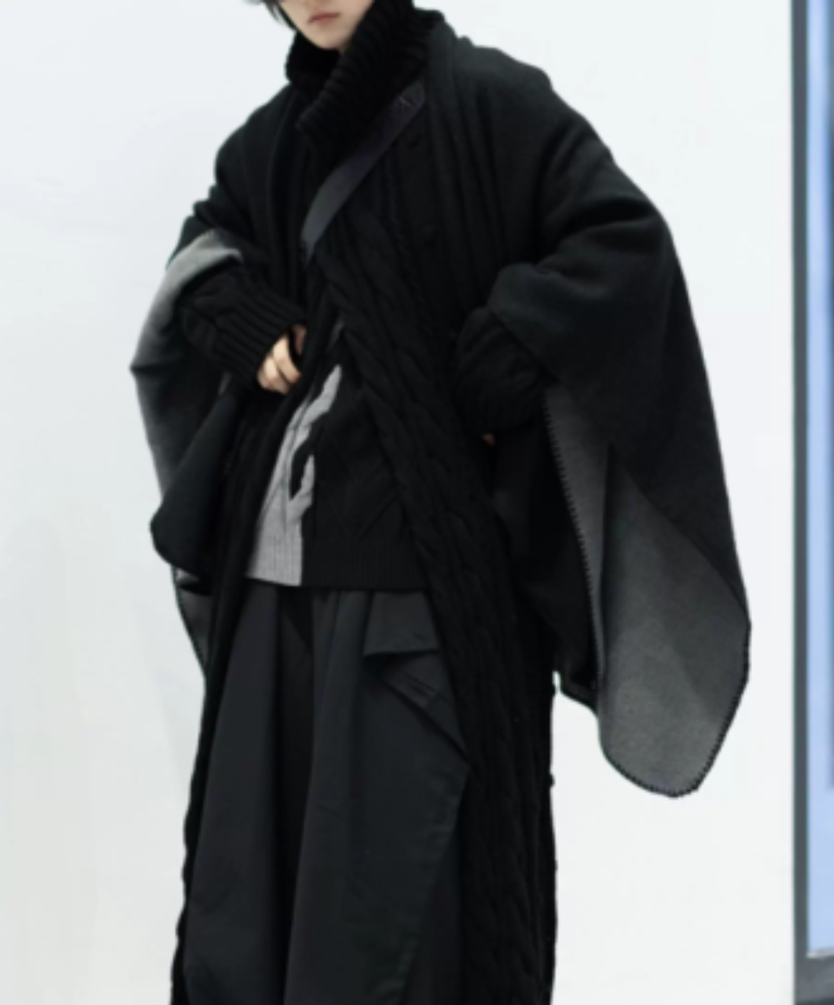 large-scale graceful drape lines cape EN3218