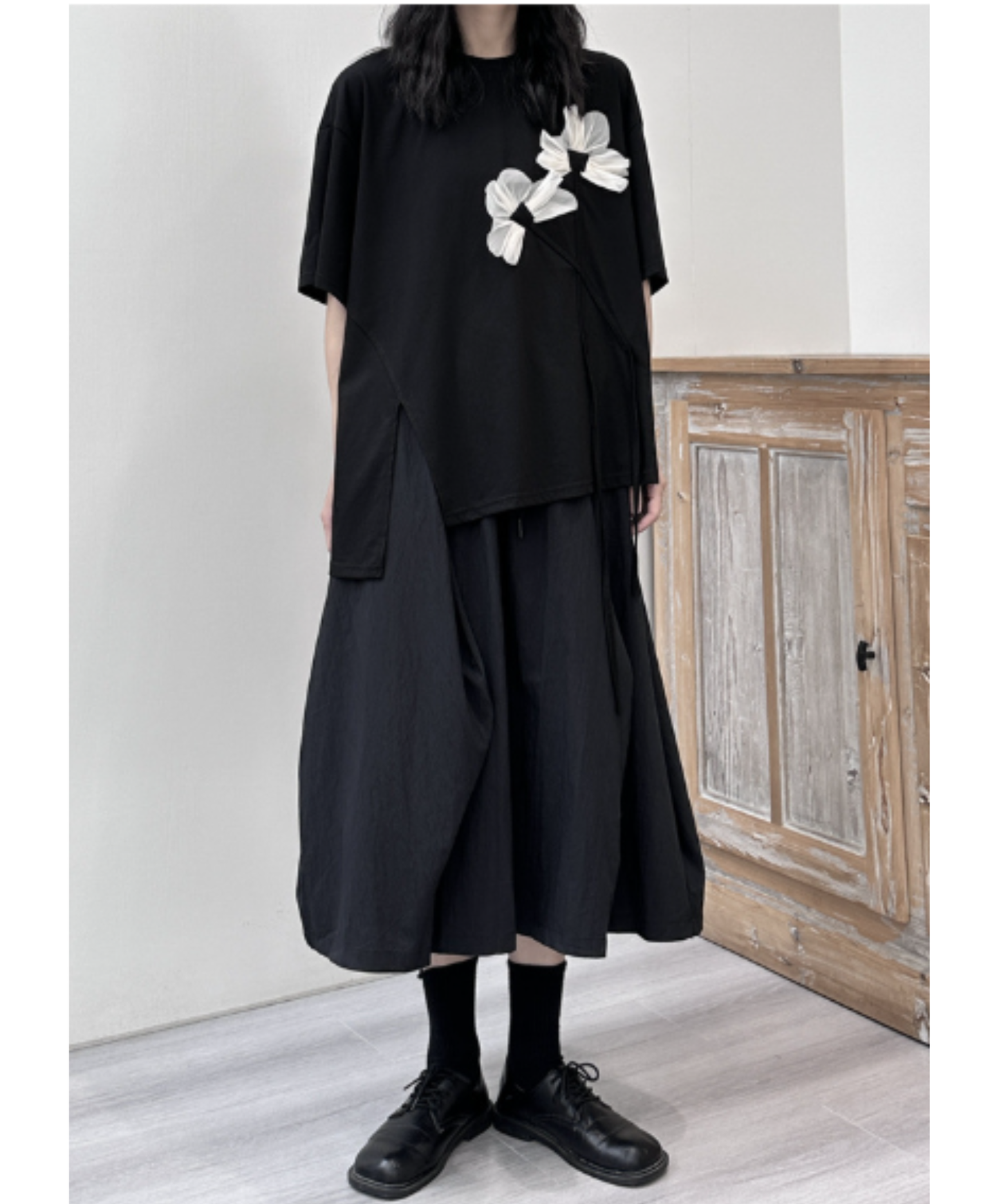 dark floral motif decoration monochrome t-shirt EN2973