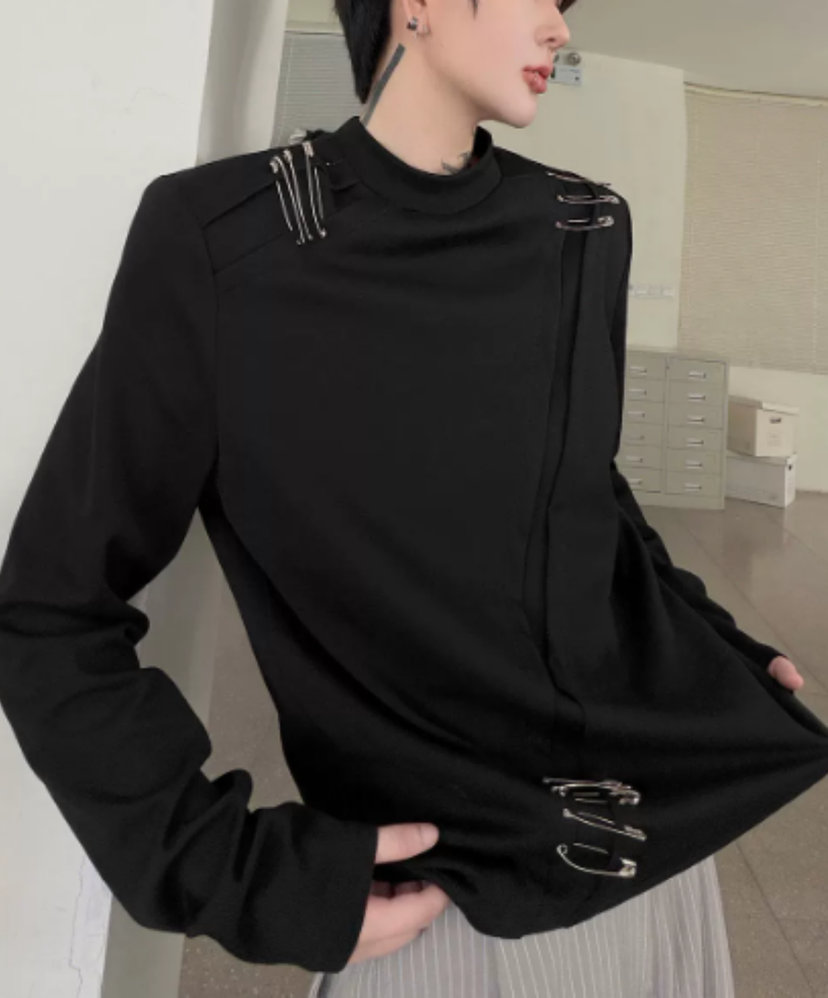 safety pin-style decorative metal detail t-shirt EN3161