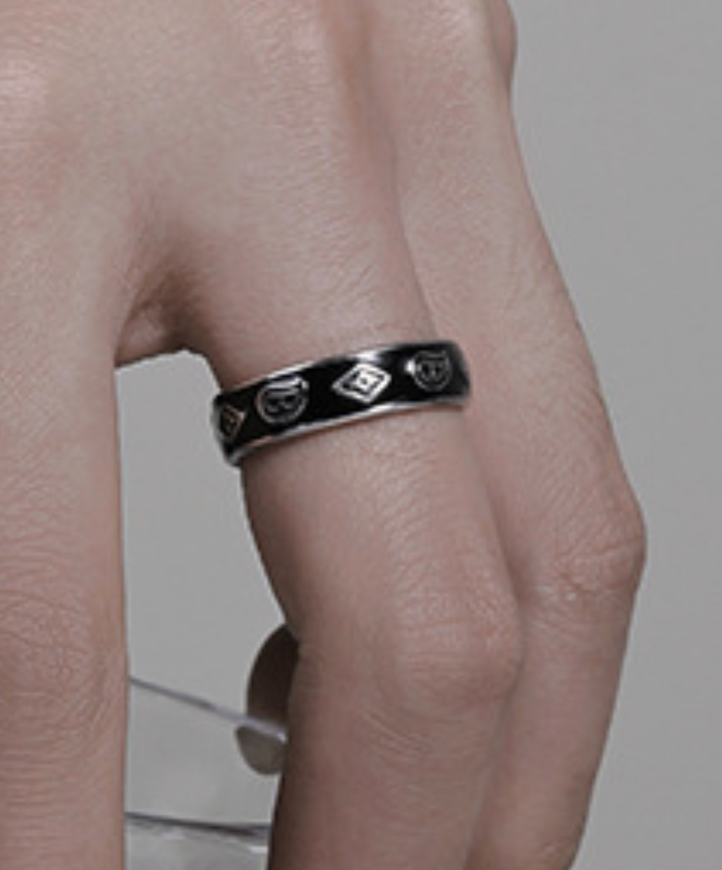 black & silver free size ring EN2465