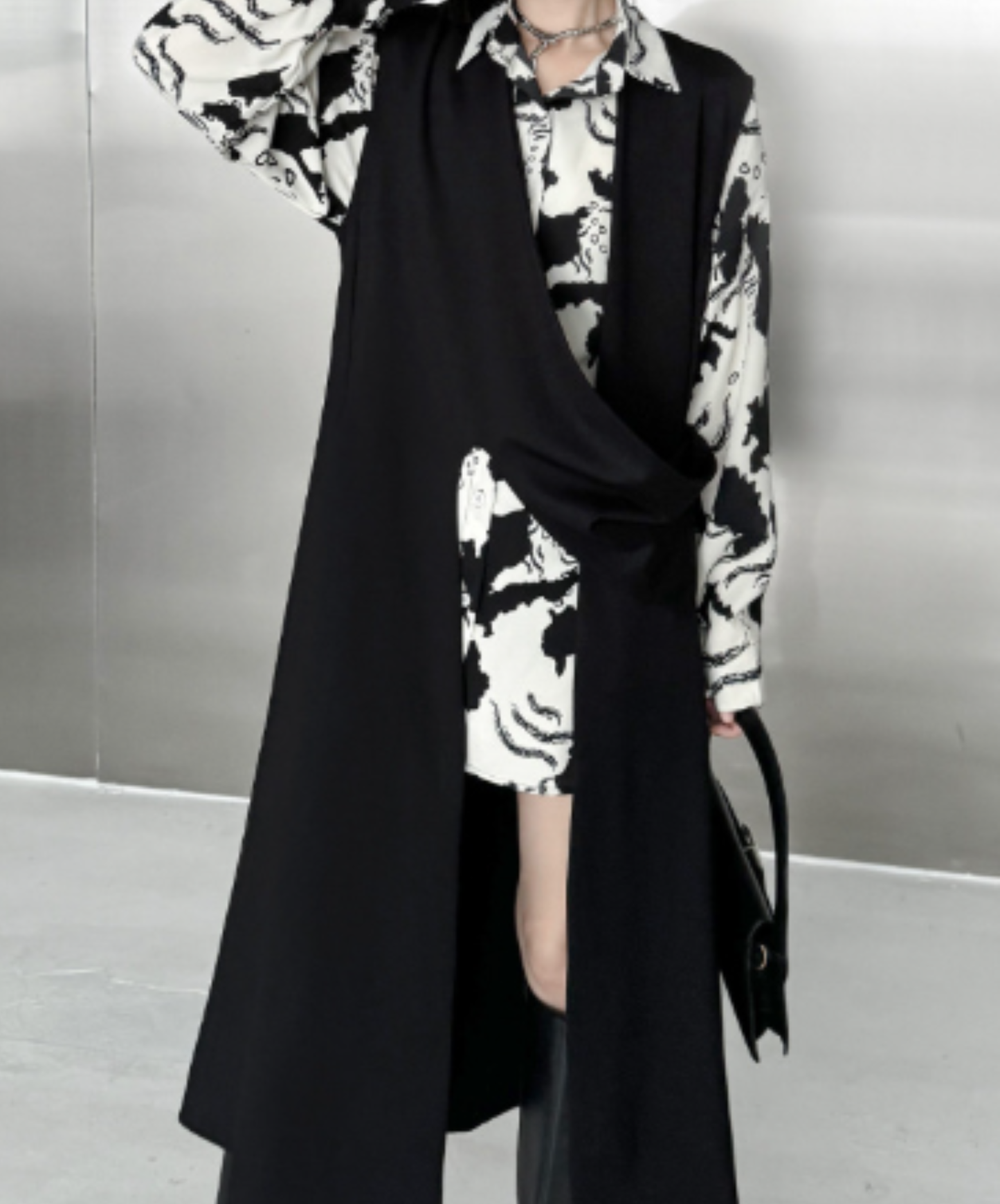 asymmetrical long-length vest  EN3111