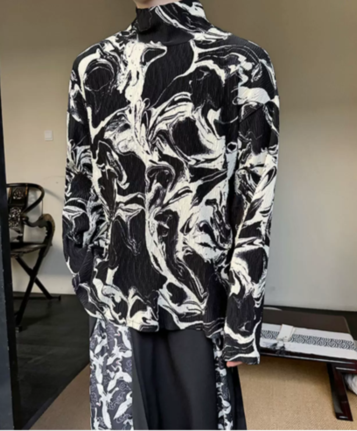high-neck top with a marble graphic t-shirt EN3197