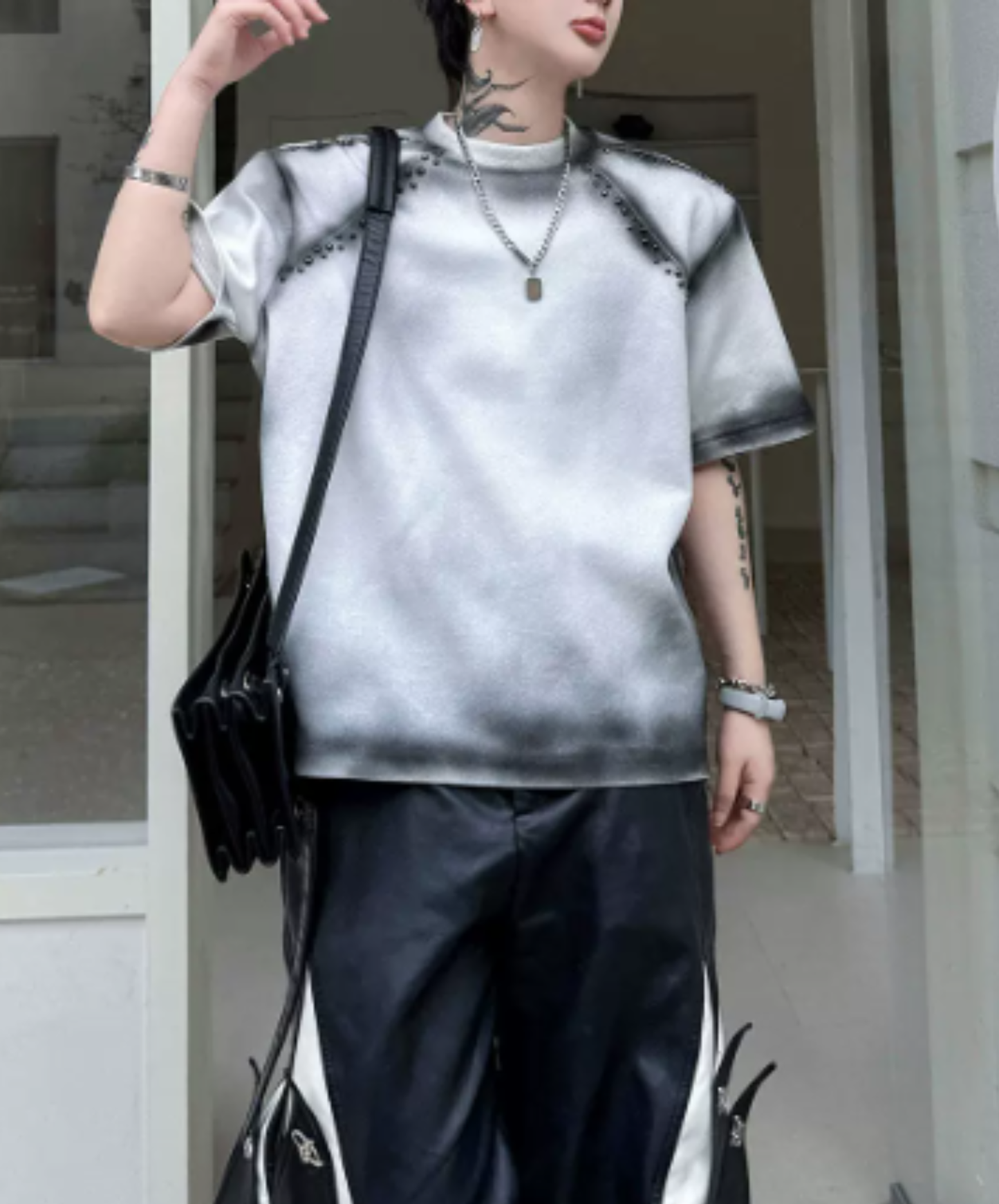 gradient with rivet decoration t-shirt EN2874