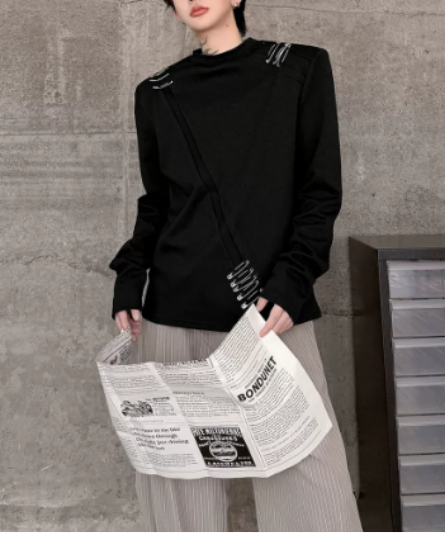 safety pin-style decorative metal detail t-shirt EN3161