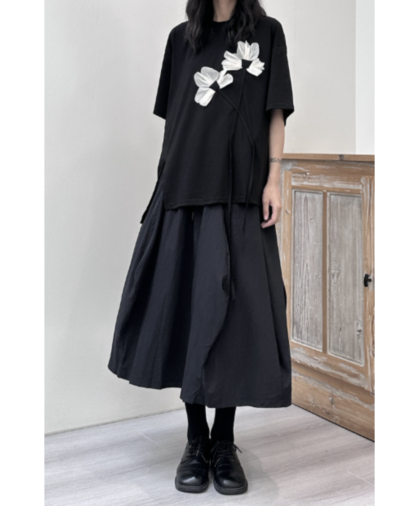 dark floral motif decoration monochrome t-shirt EN2973