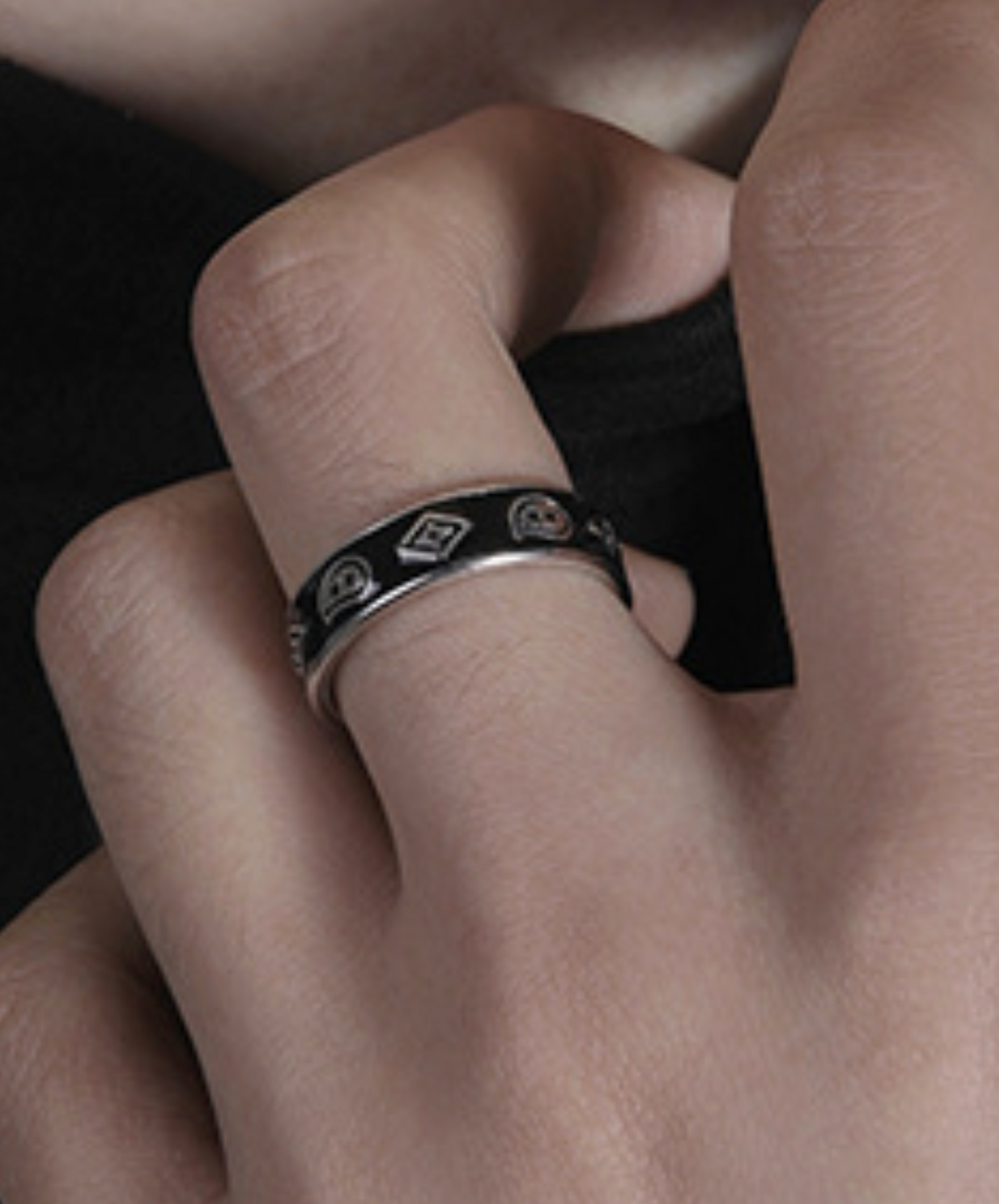 black & silver free size ring EN2465