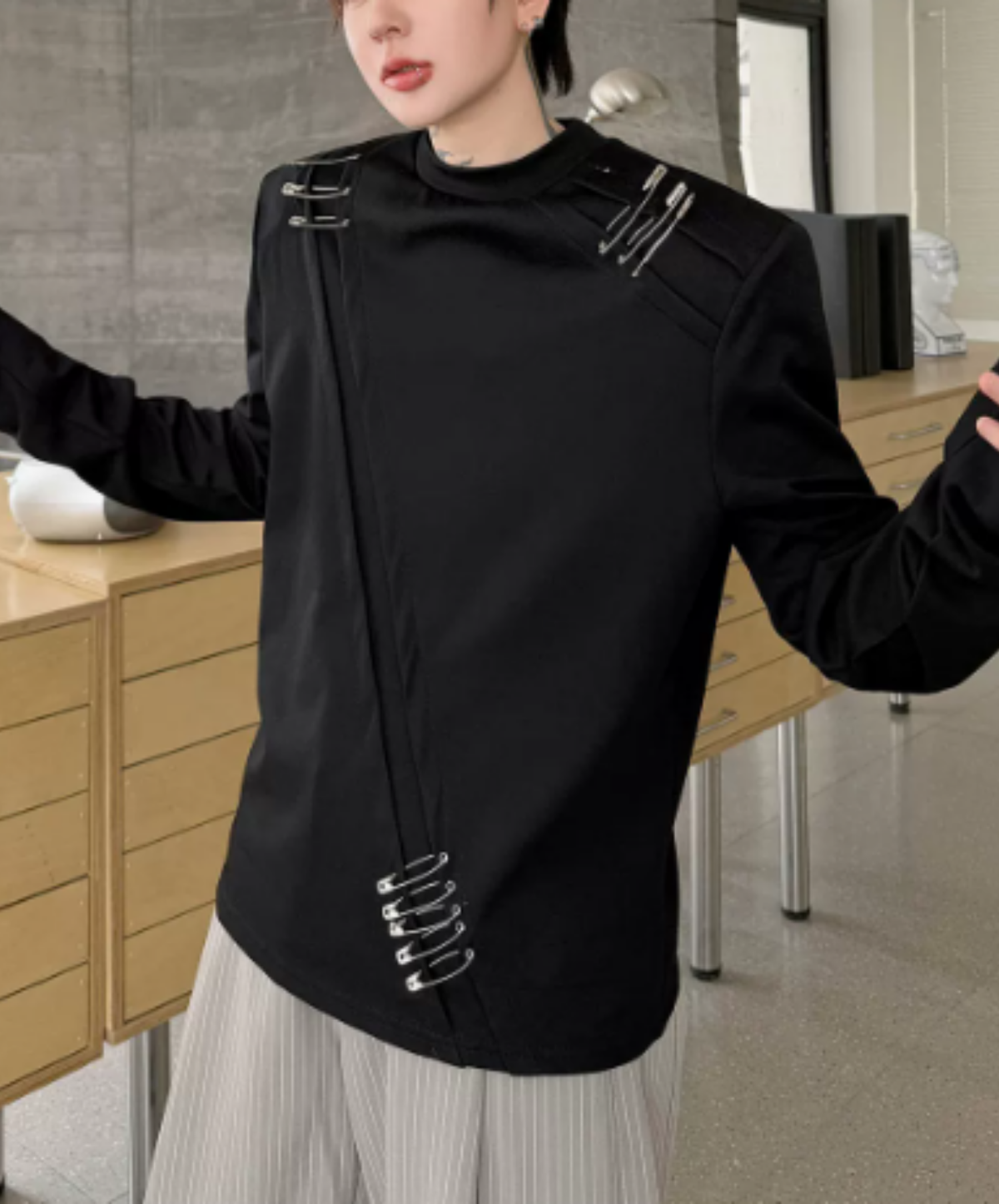 safety pin-style decorative metal detail t-shirt EN3161