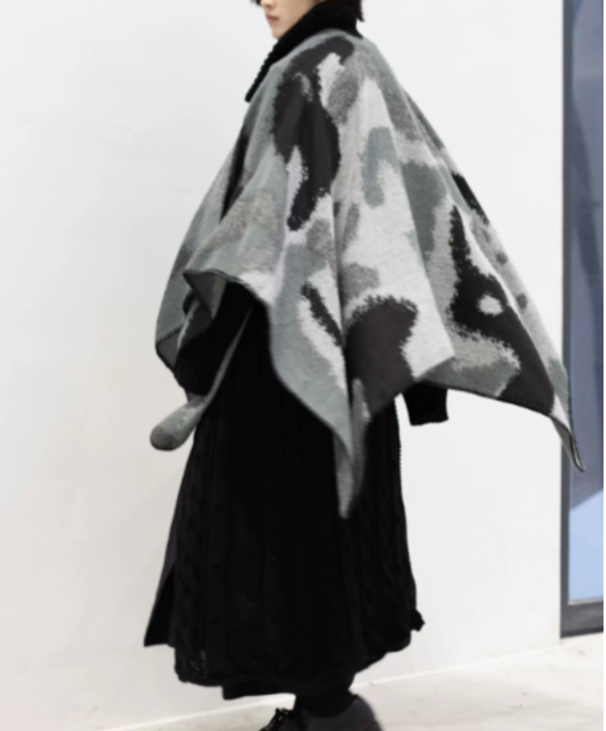 large-scale graceful drape lines cape EN3218