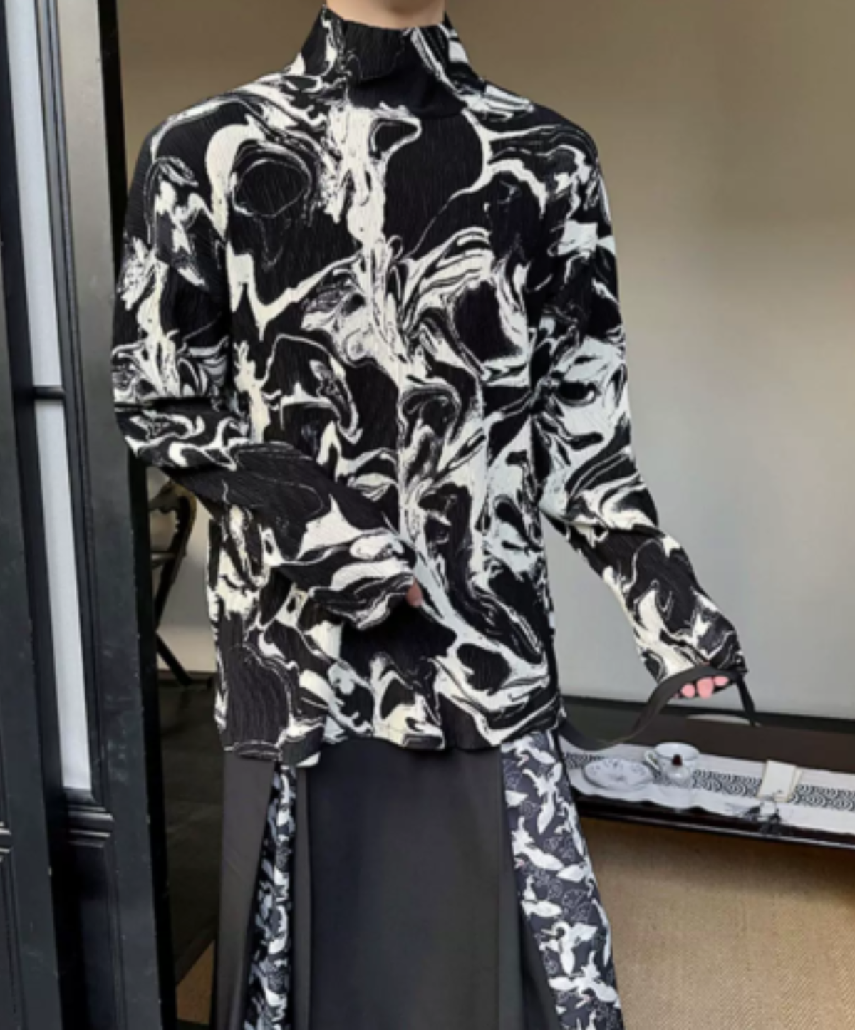 high-neck top with a marble graphic t-shirt EN3197
