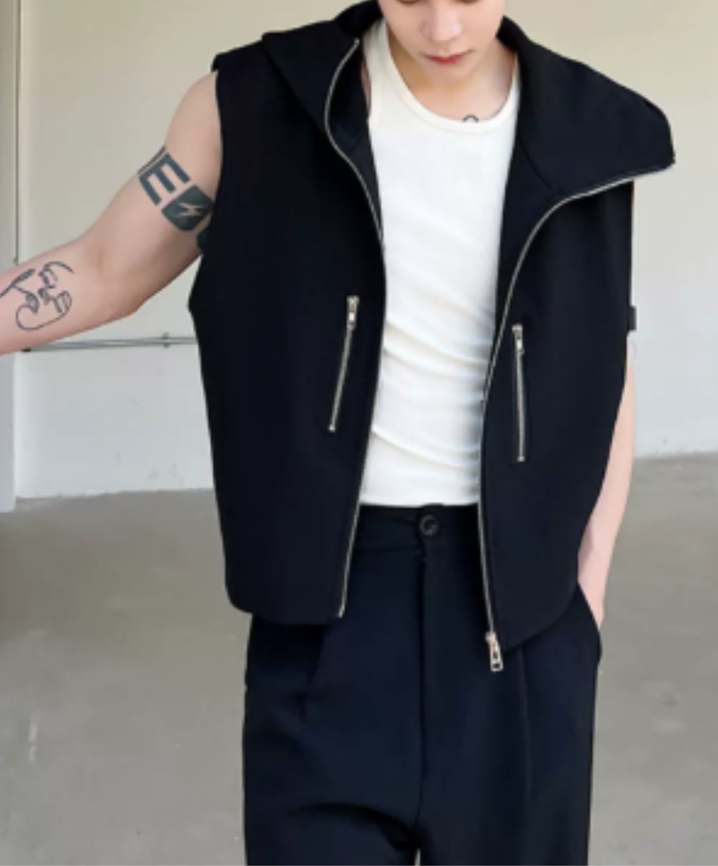 loose-fitting silhouette with a hood vest  EN2990