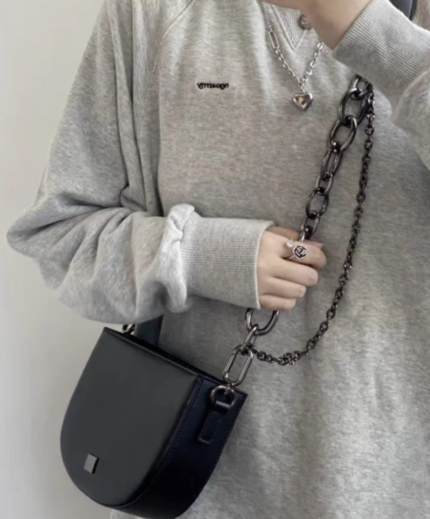 thick semicircular chain bag EN2950