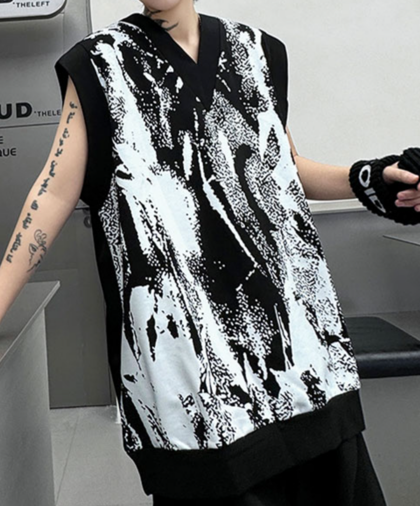 geometric print v-neck sleeveless shirt EN1808