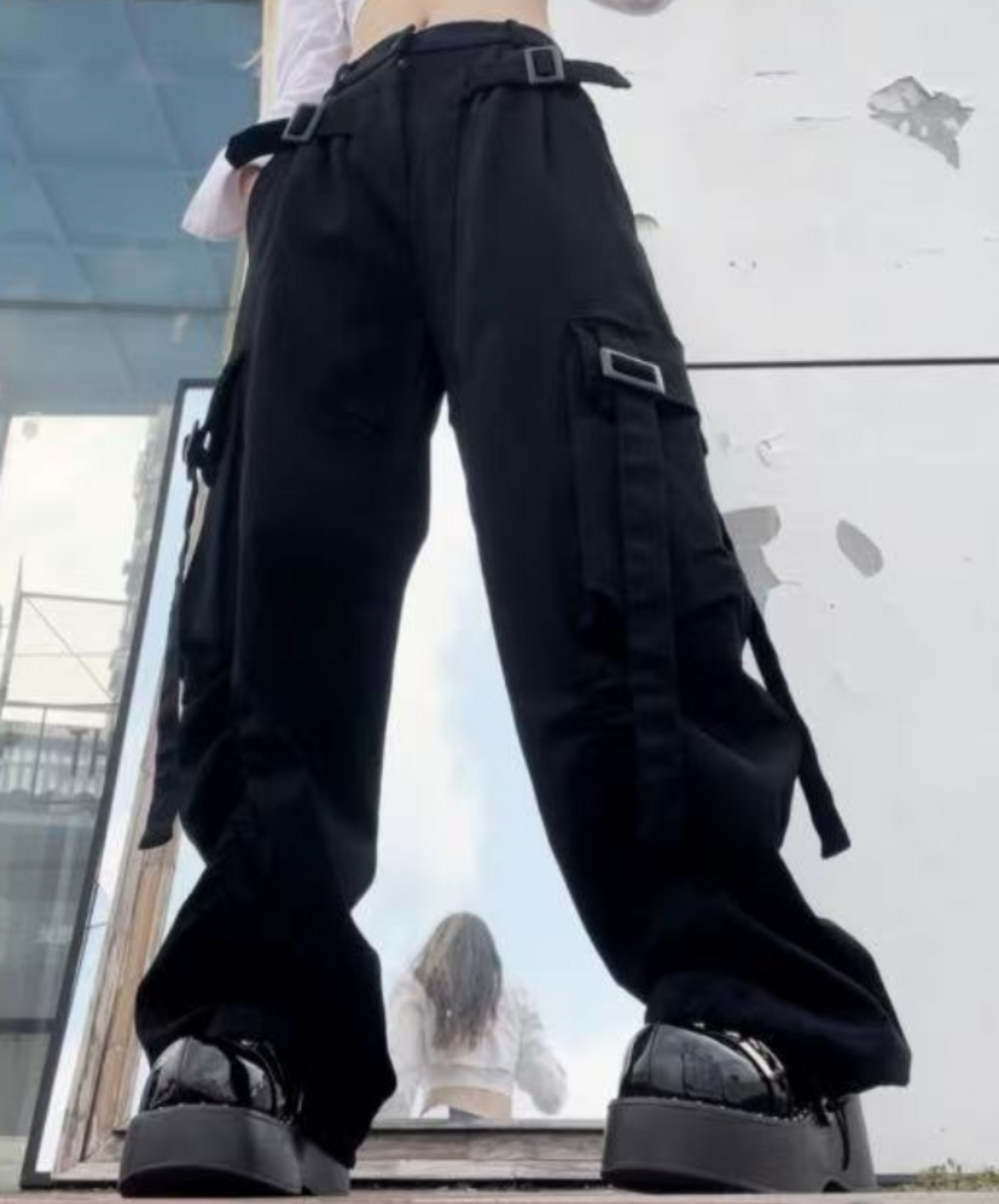 dark belt accent design cargo pants EN2017