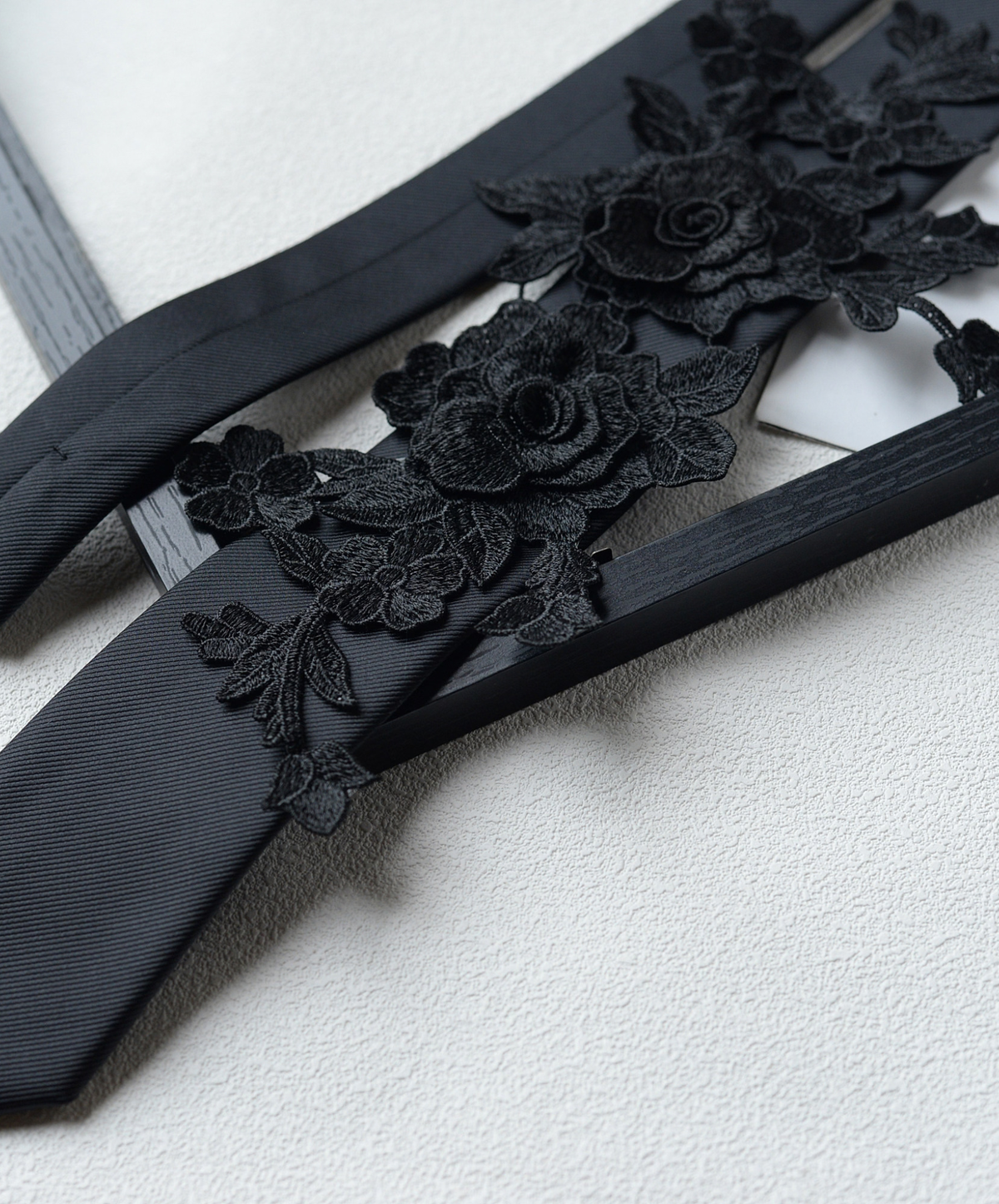 flower-motif appliqué necktie EN3248