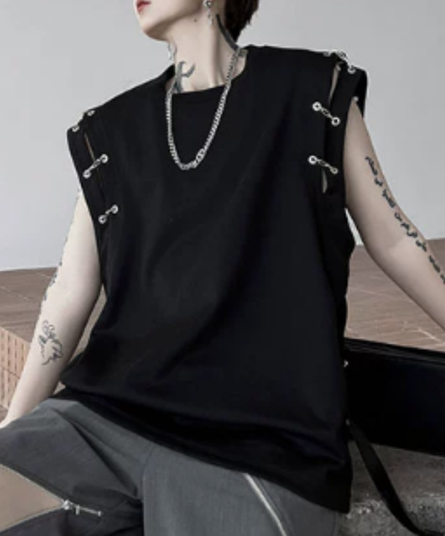 dark shoulder metal buckle sleeveless shirt EN1022