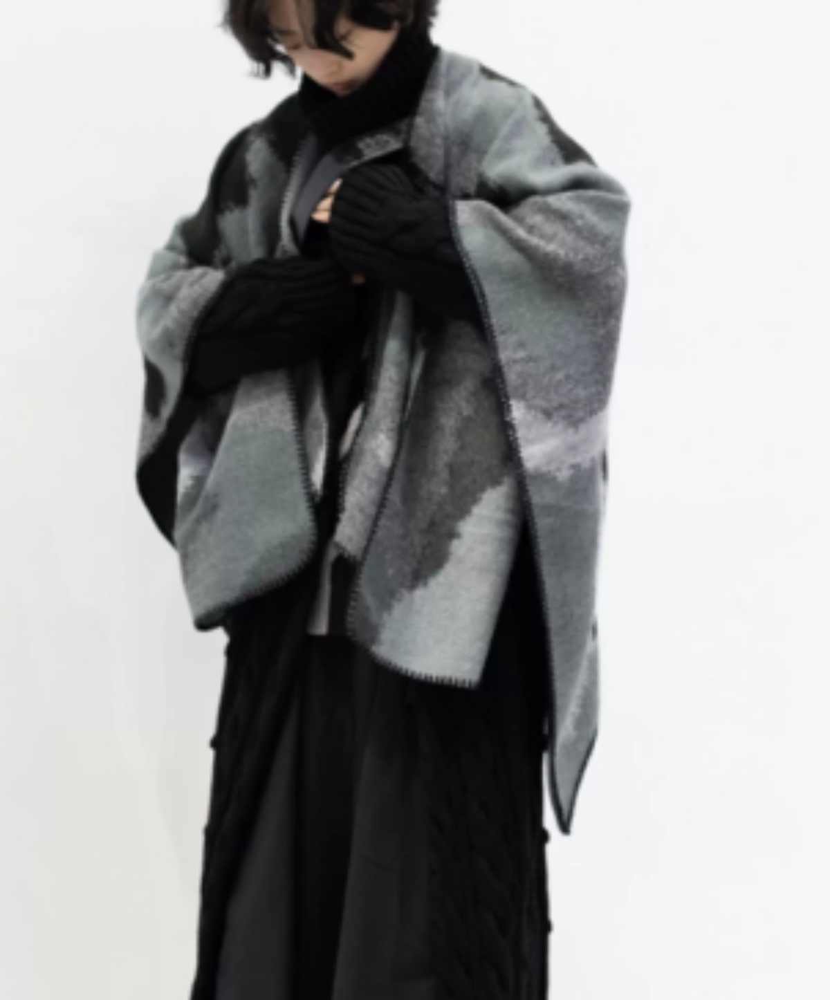 large-scale graceful drape lines cape EN3218