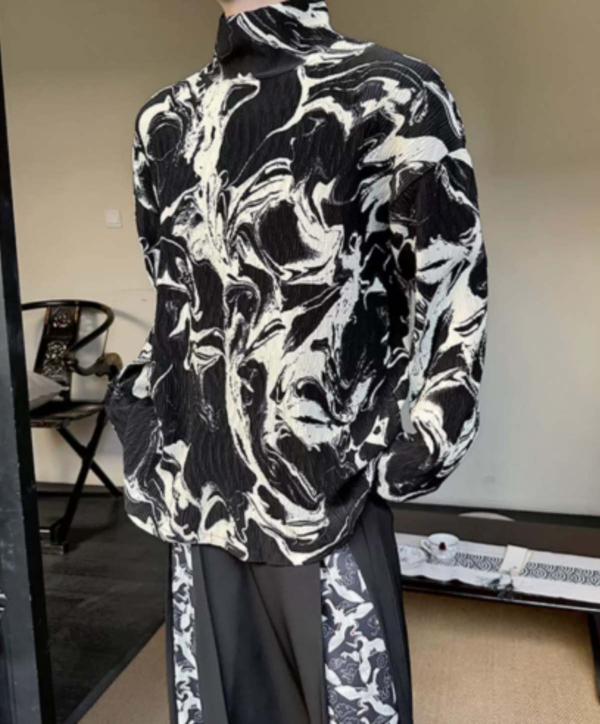 high-neck top with a marble graphic t-shirt EN3197