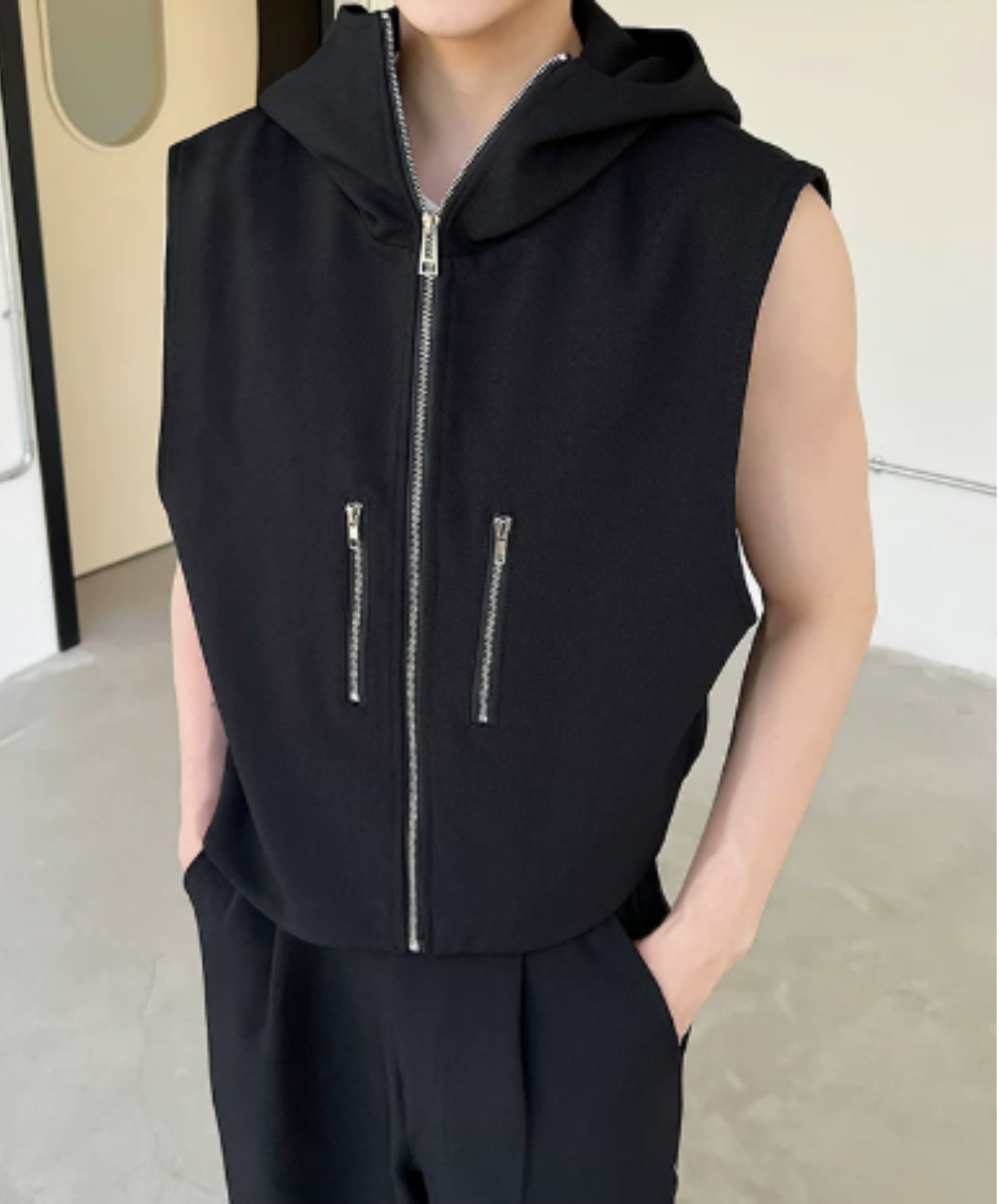 loose-fitting silhouette with a hood vest  EN2990