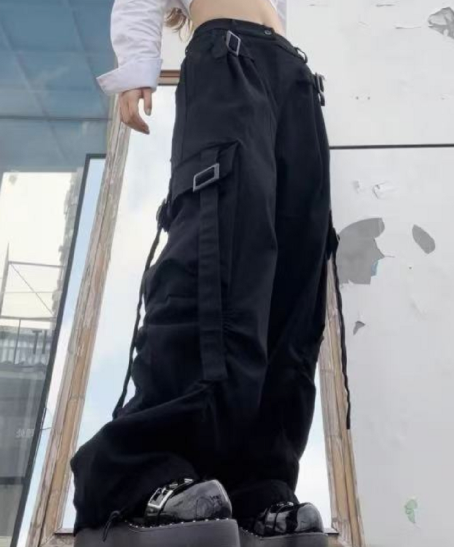 dark belt accent design cargo pants EN2017