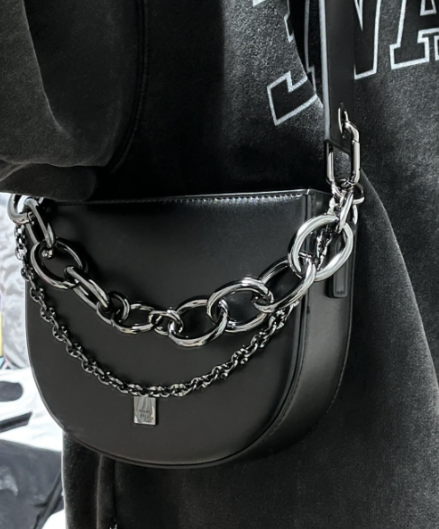 thick semicircular chain bag EN2950