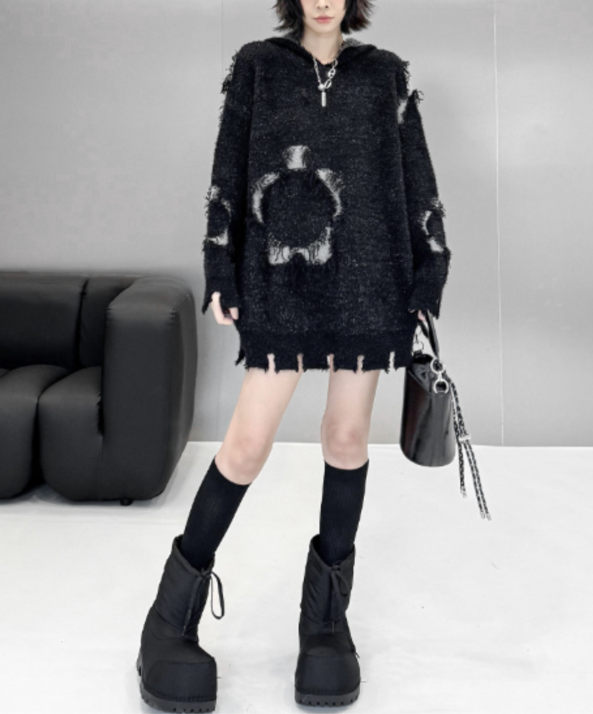 circle graphic with distressed finish sweater EN3203