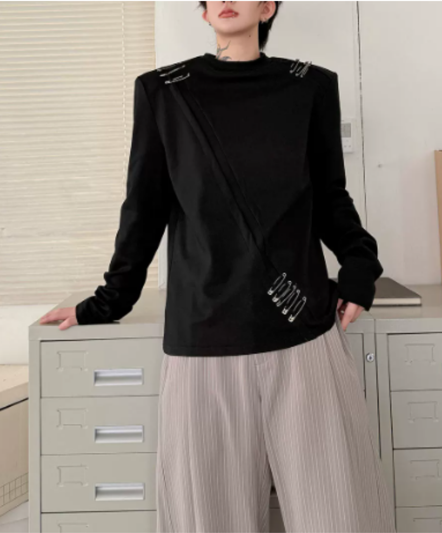 safety pin-style decorative metal detail t-shirt EN3161