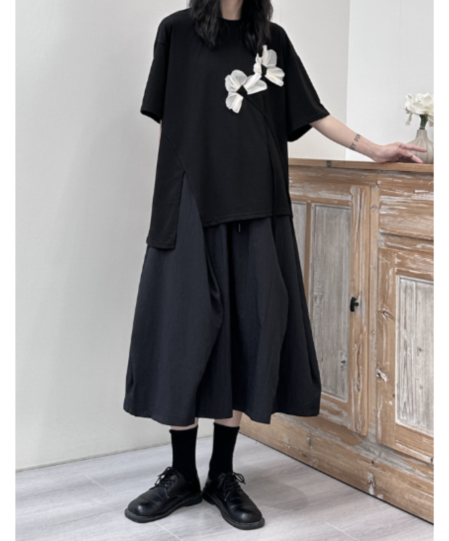 dark floral motif decoration monochrome t-shirt EN2973