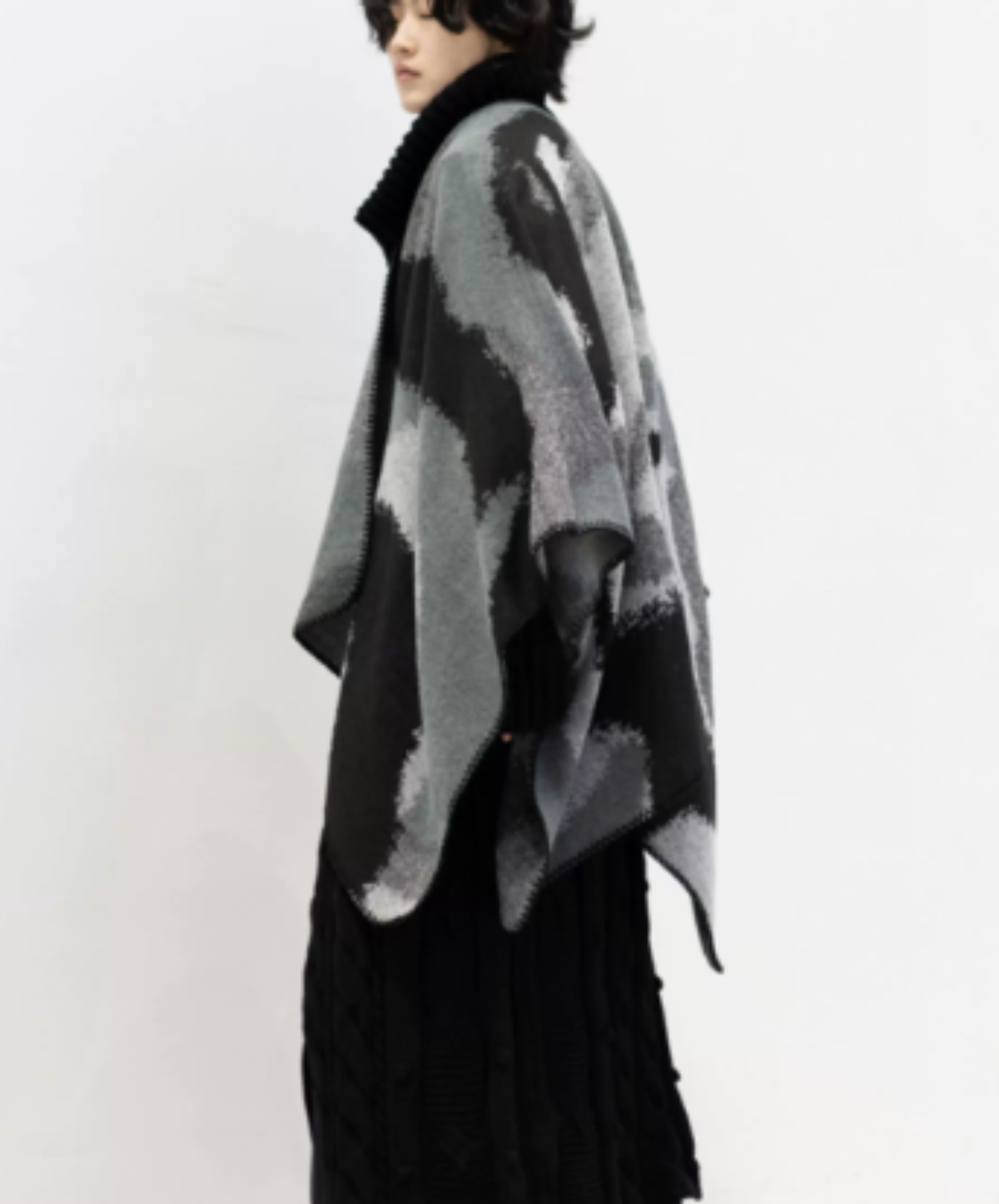 large-scale graceful drape lines cape EN3218
