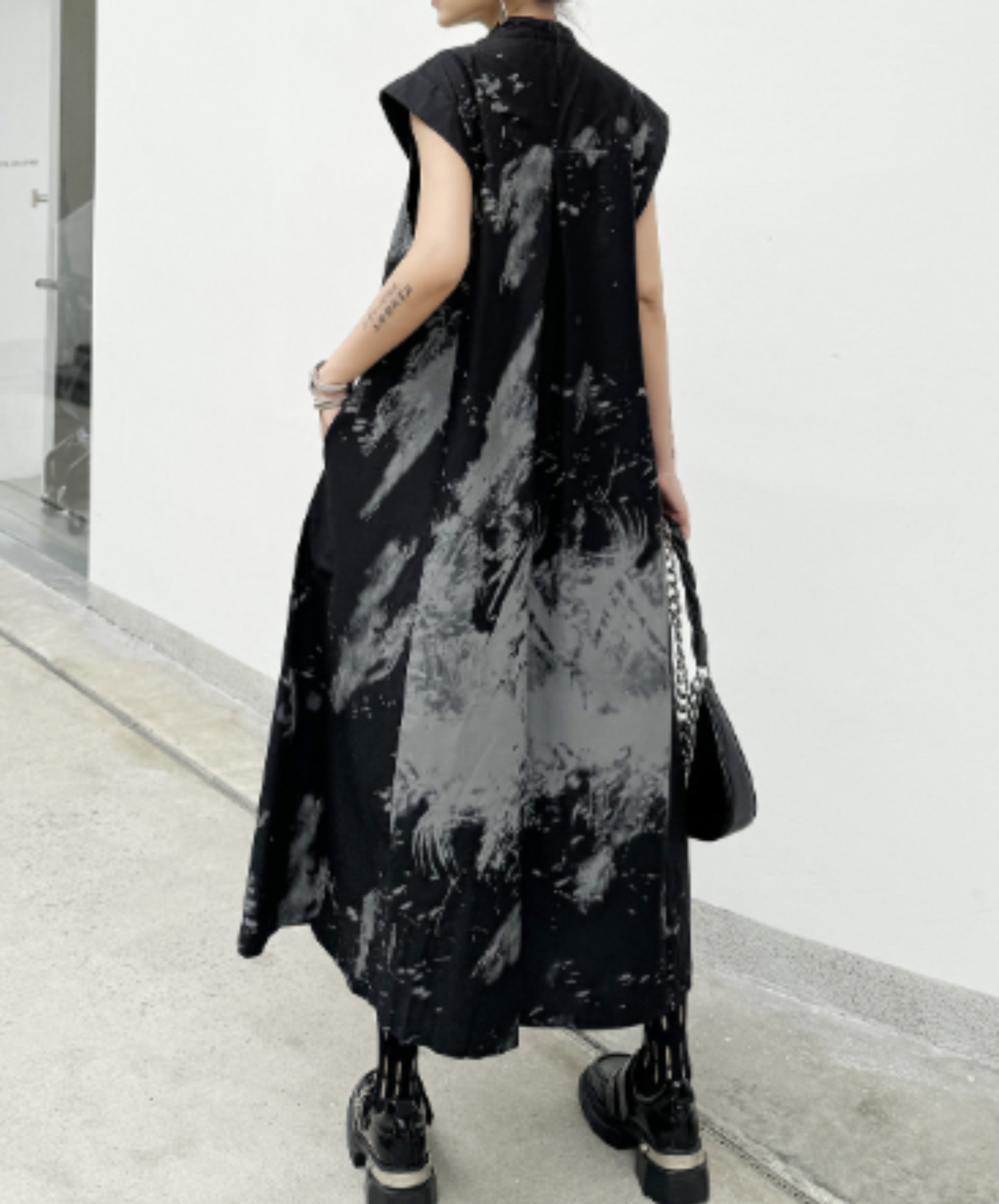 dark retro-print sleeveless top long shirt EN3103