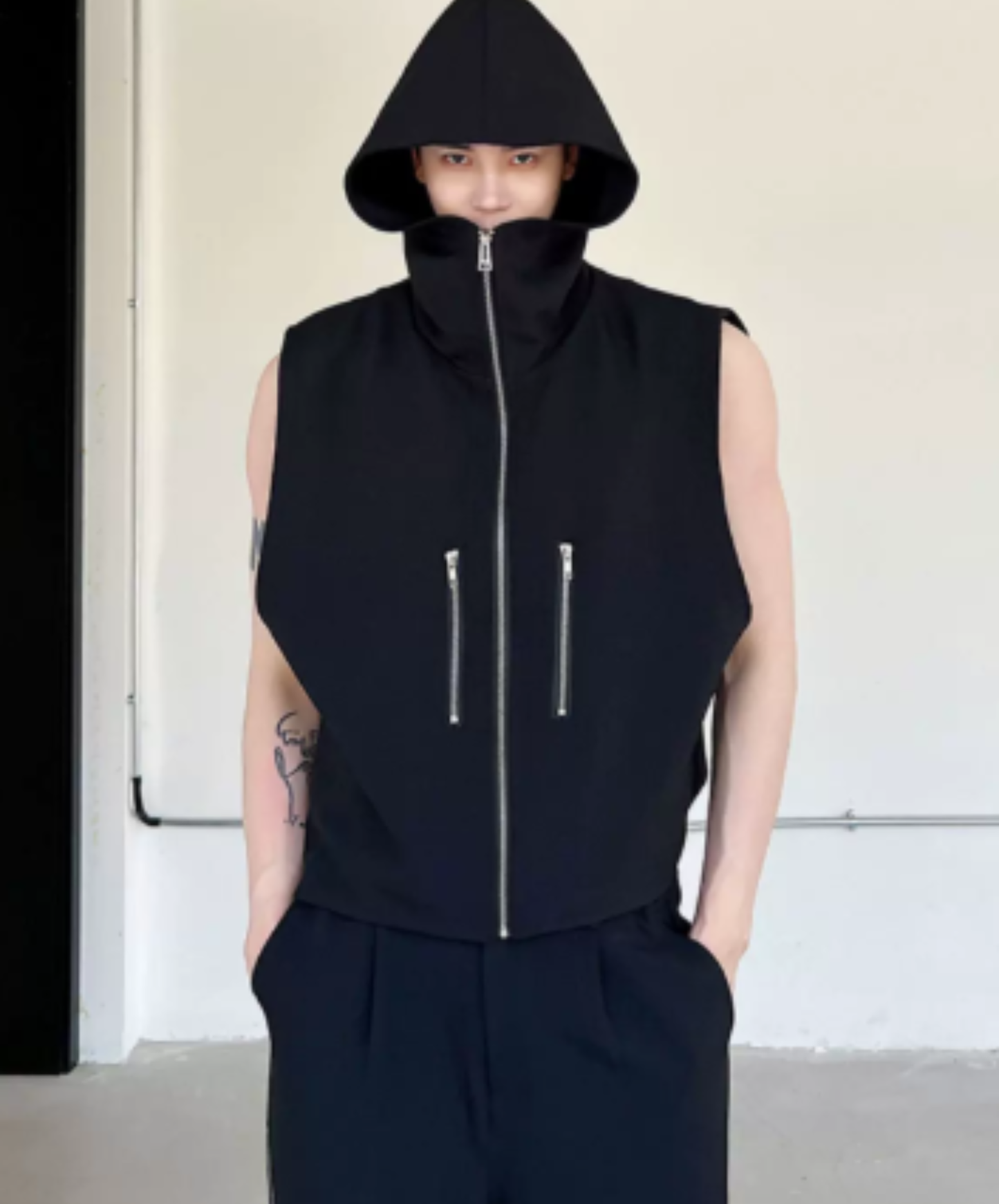 loose-fitting silhouette with a hood vest  EN2990