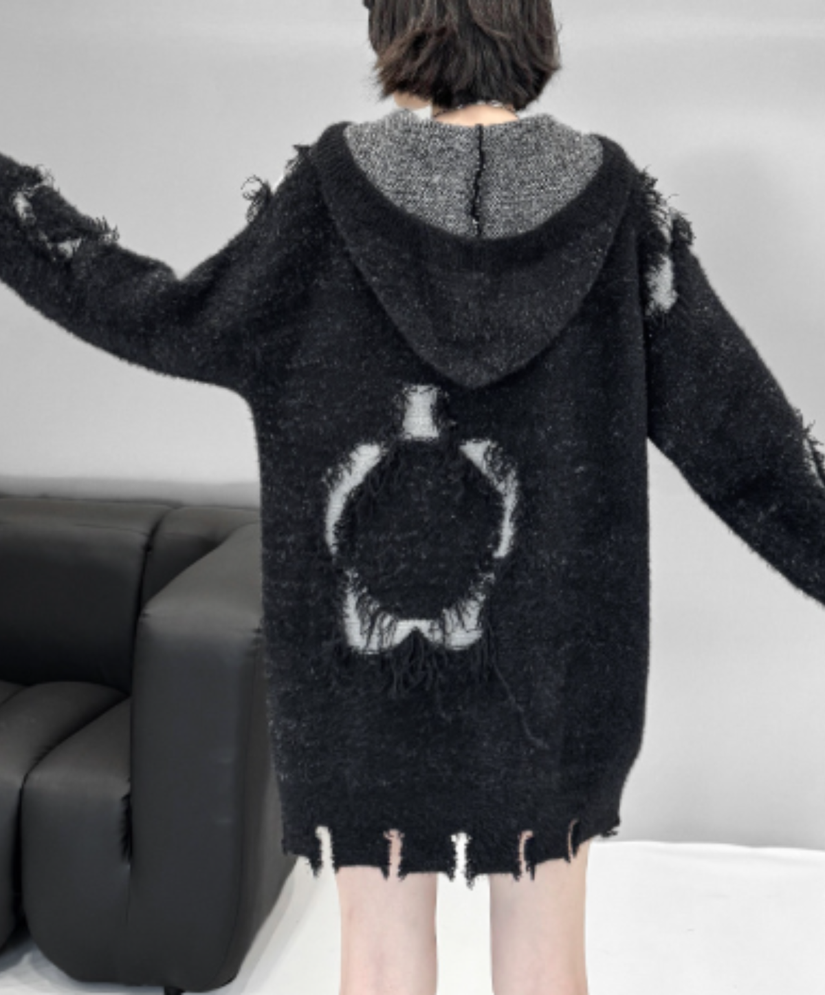 circle graphic with distressed finish sweater EN3203