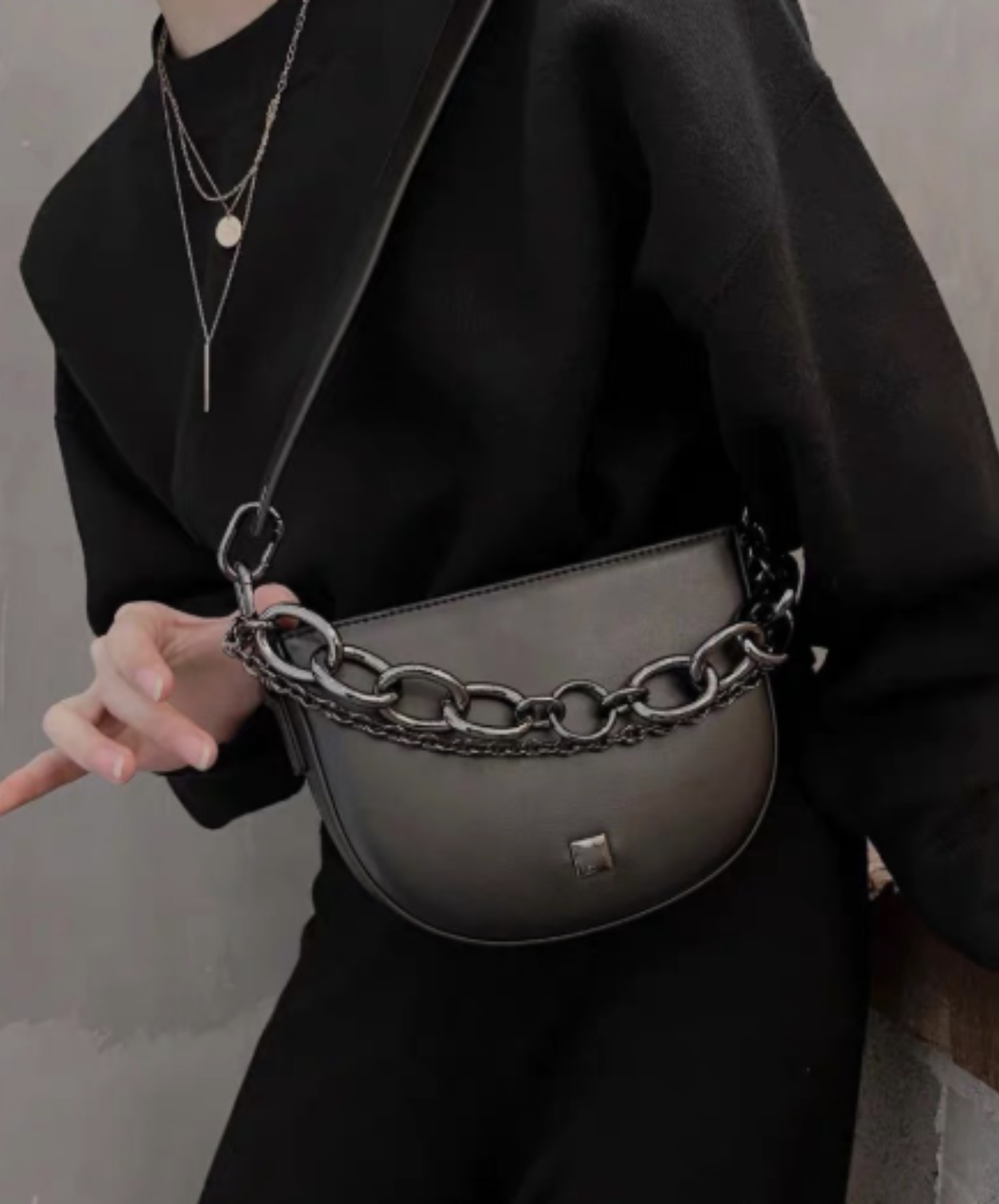 thick semicircular chain bag EN2950