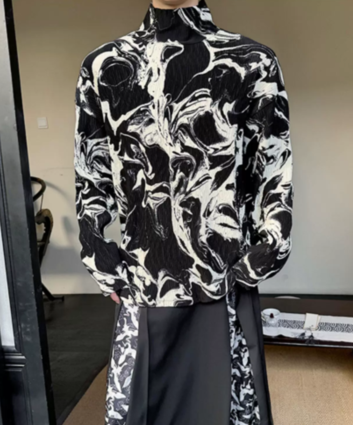 high-neck top with a marble graphic t-shirt EN3197