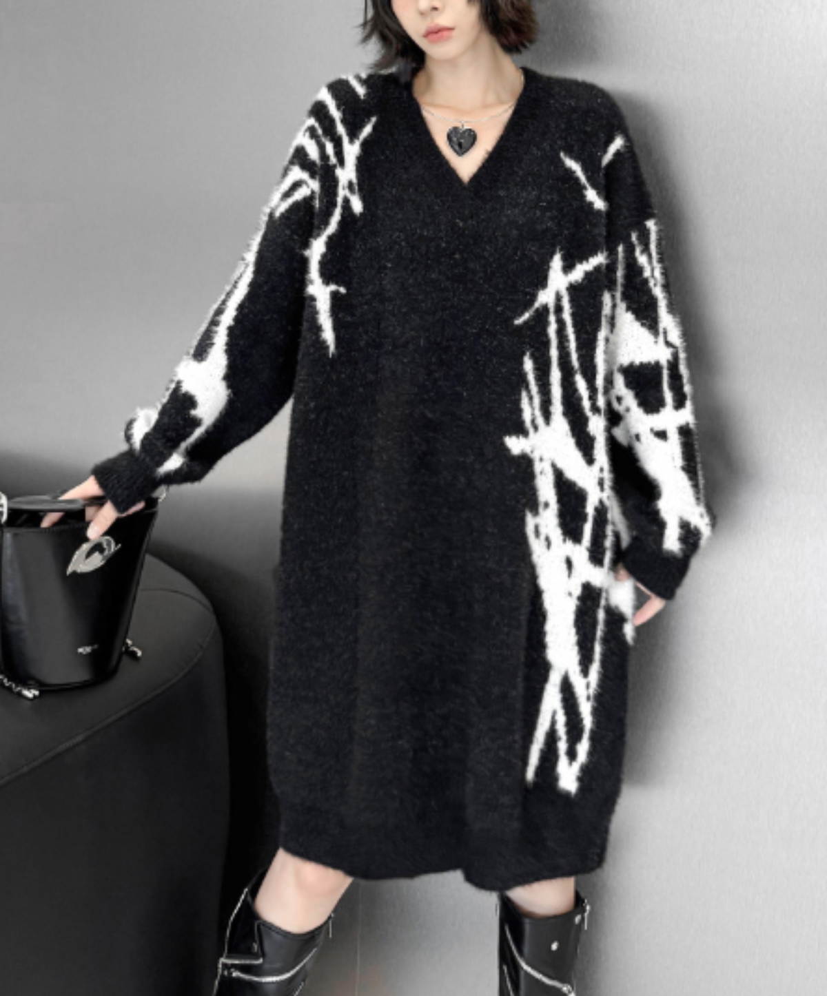 v-neck with a painted graphic sweater EN3202