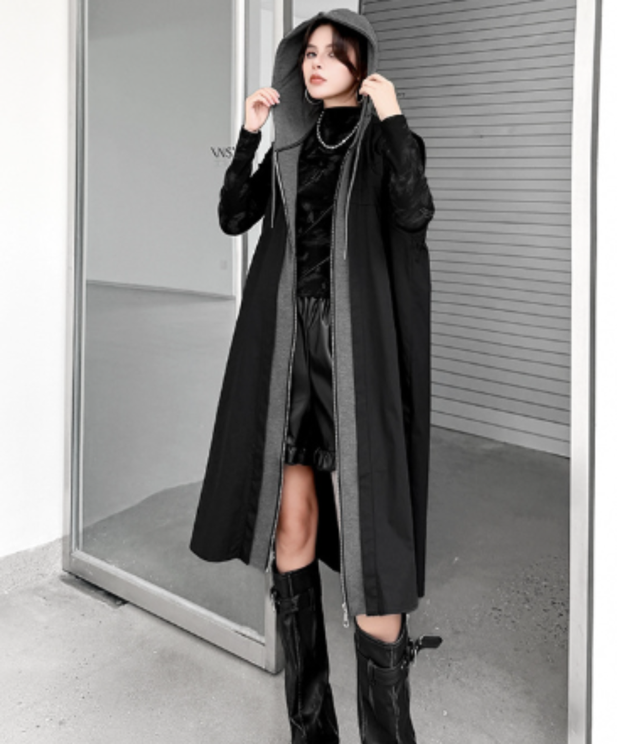 hooded design with layered-look paneling vest  EN3178