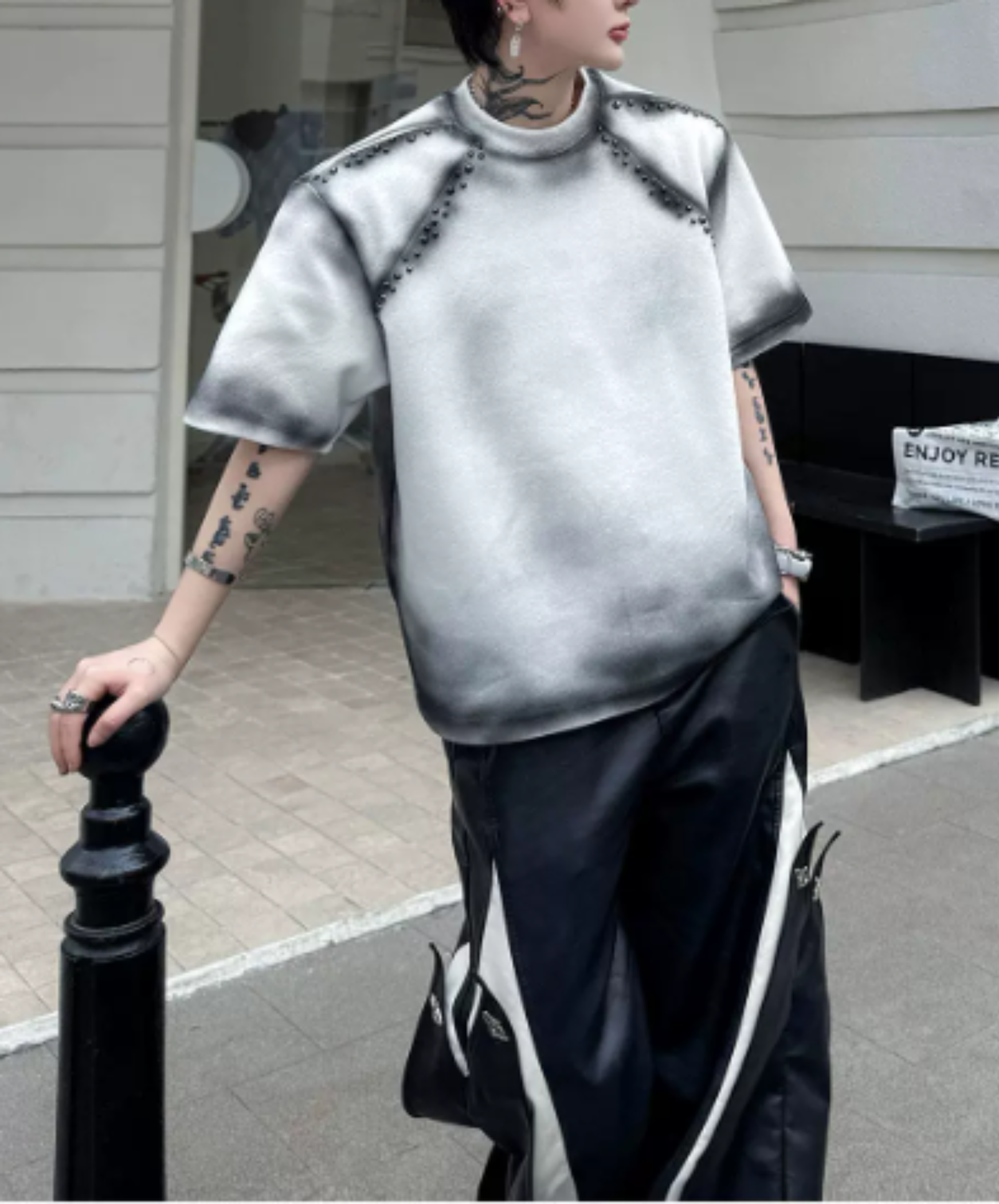 gradient with rivet decoration t-shirt EN2874
