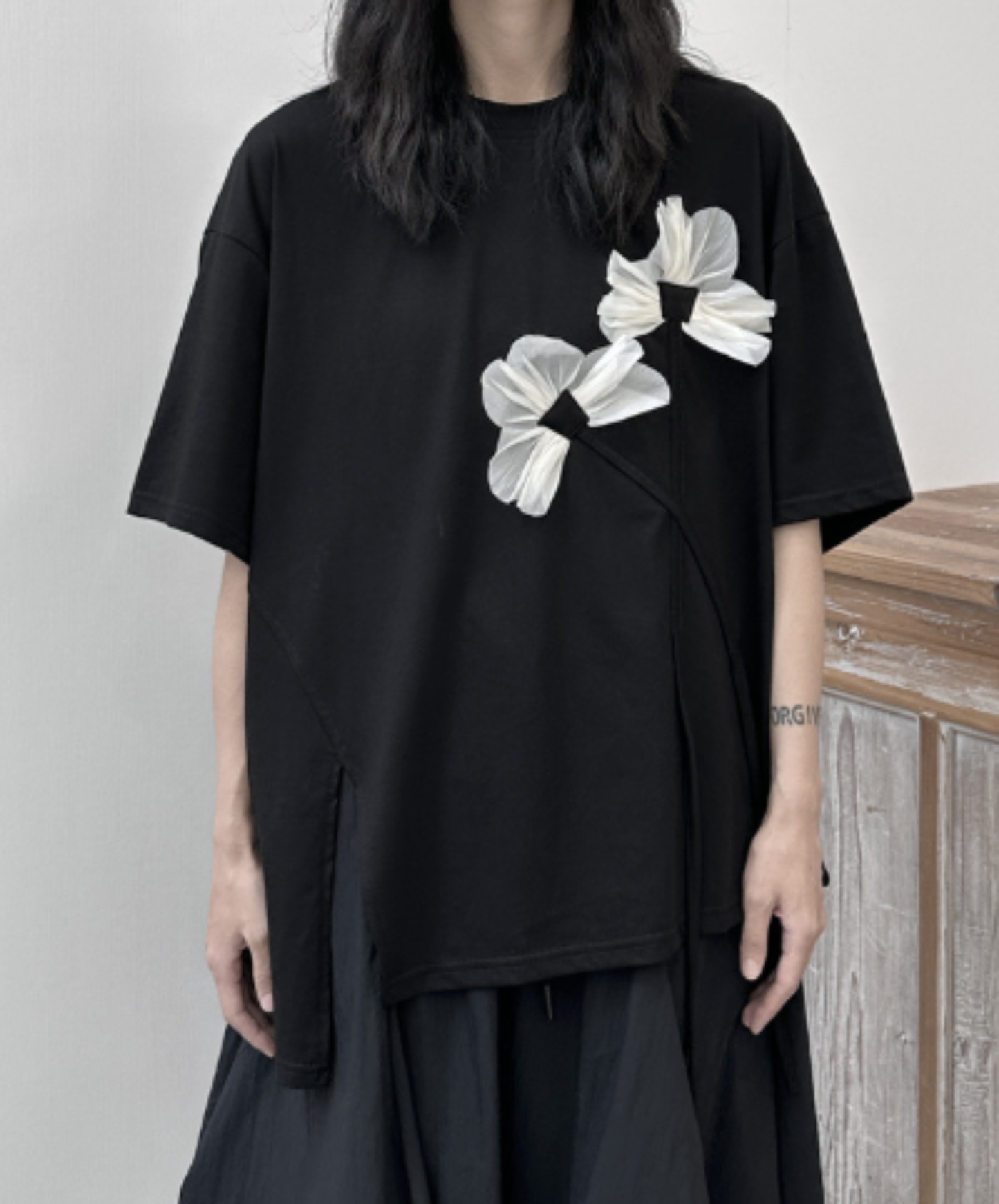 dark floral motif decoration monochrome t-shirt EN2973