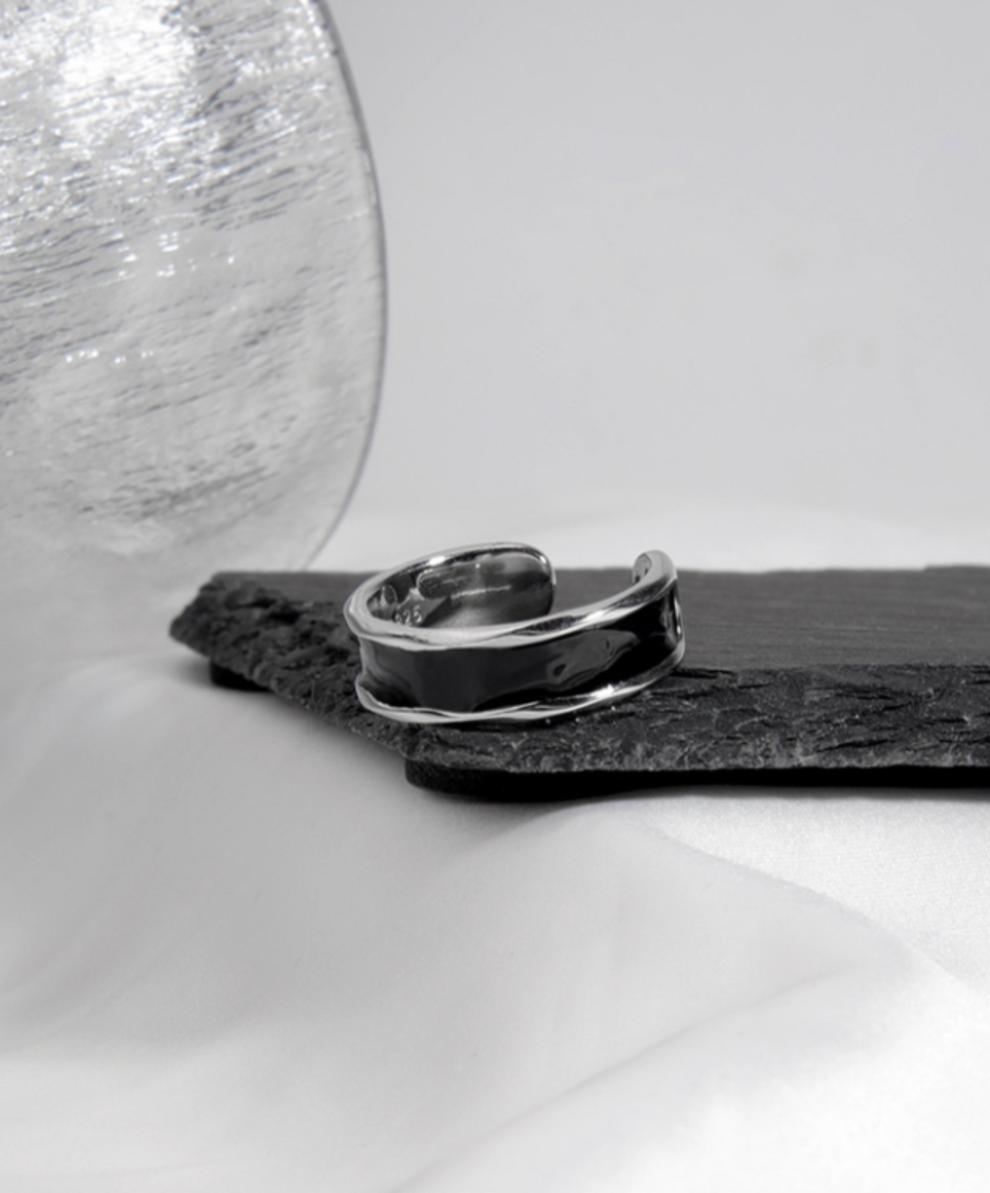 black and silver ring EN546