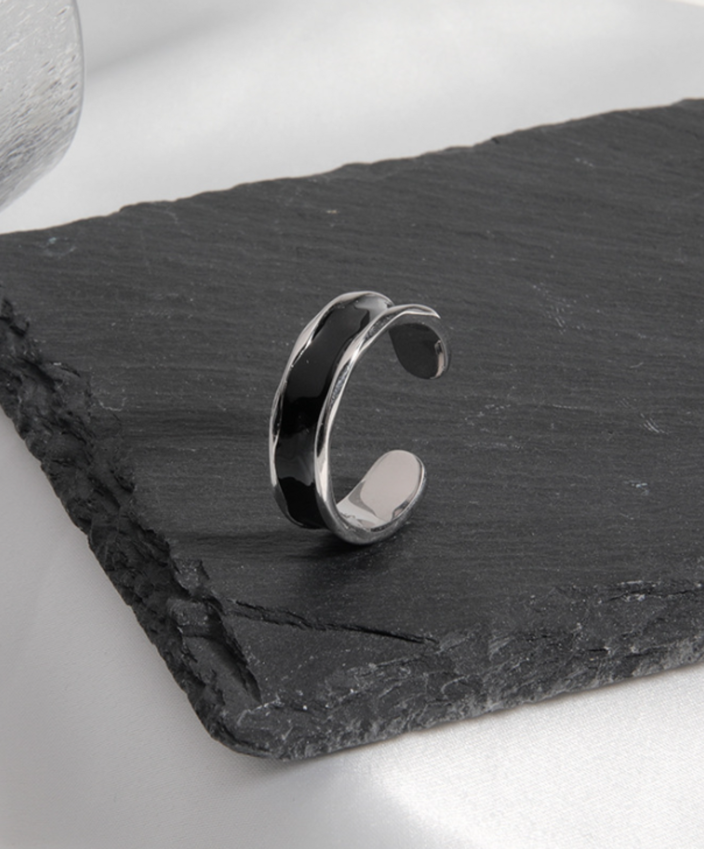 black and silver ring EN546