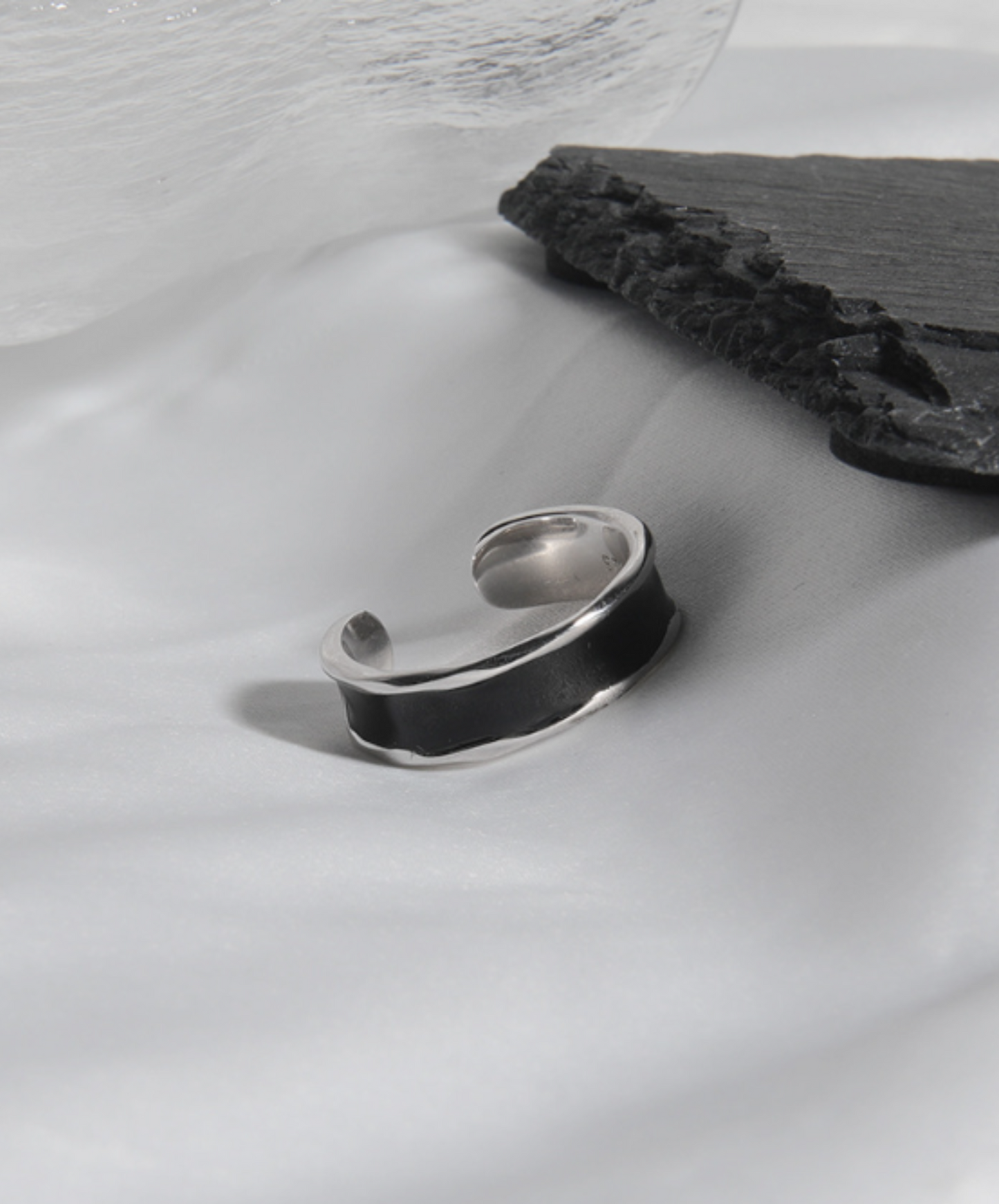 black and silver ring EN546